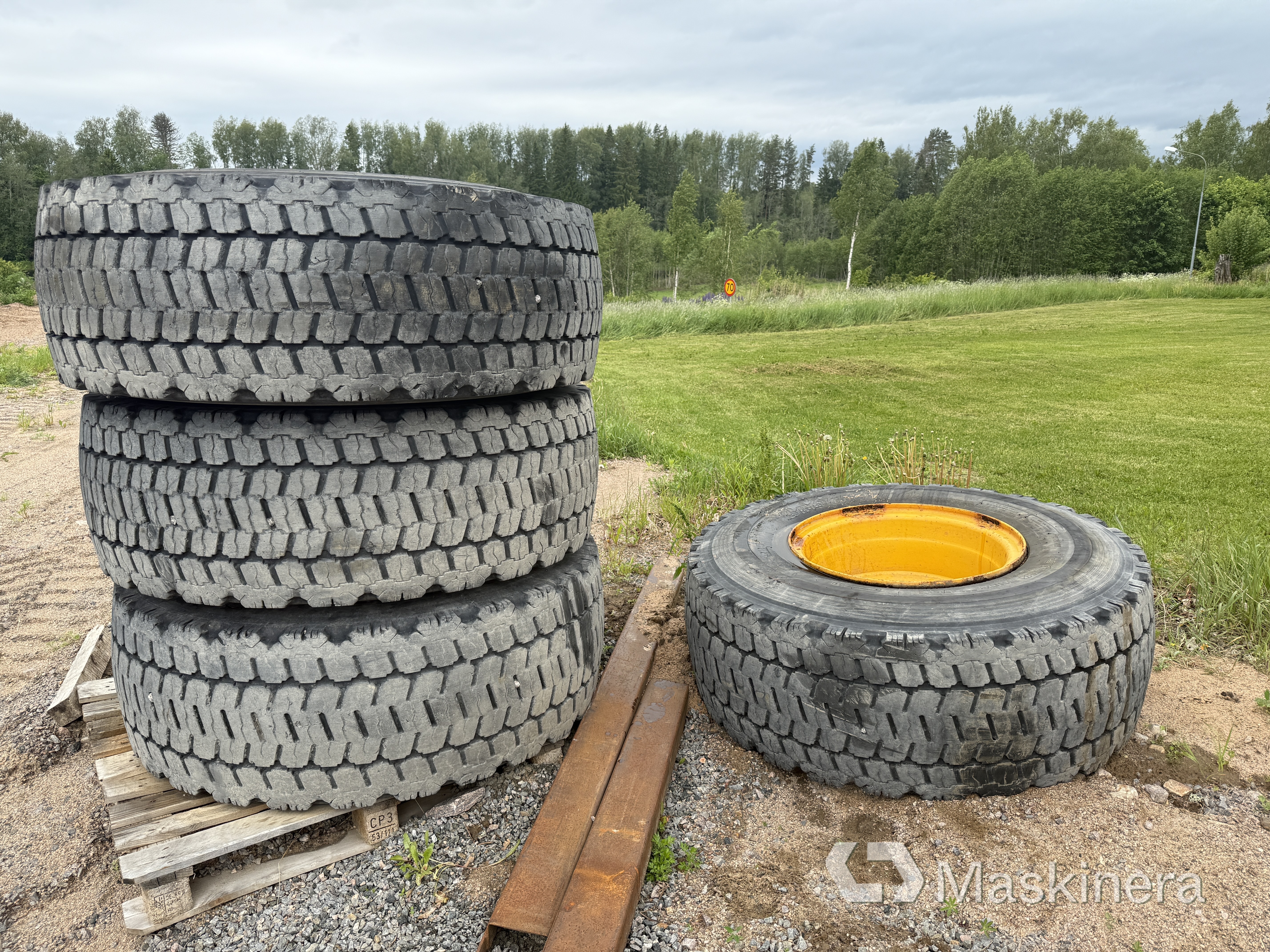4 st entreprenad däck på fälg 20.5R25