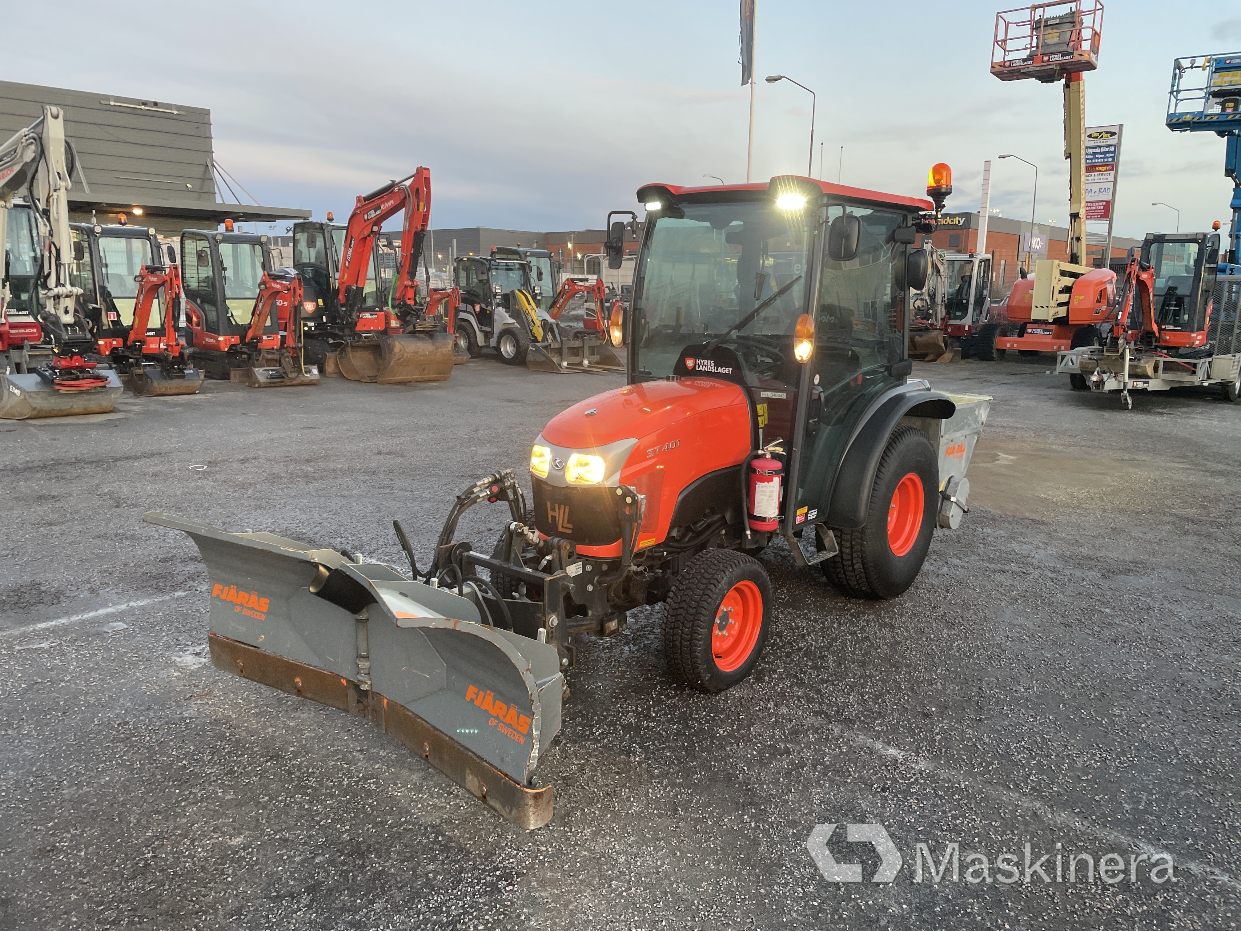 Traktor Kubpota ST401 + plogutrustning