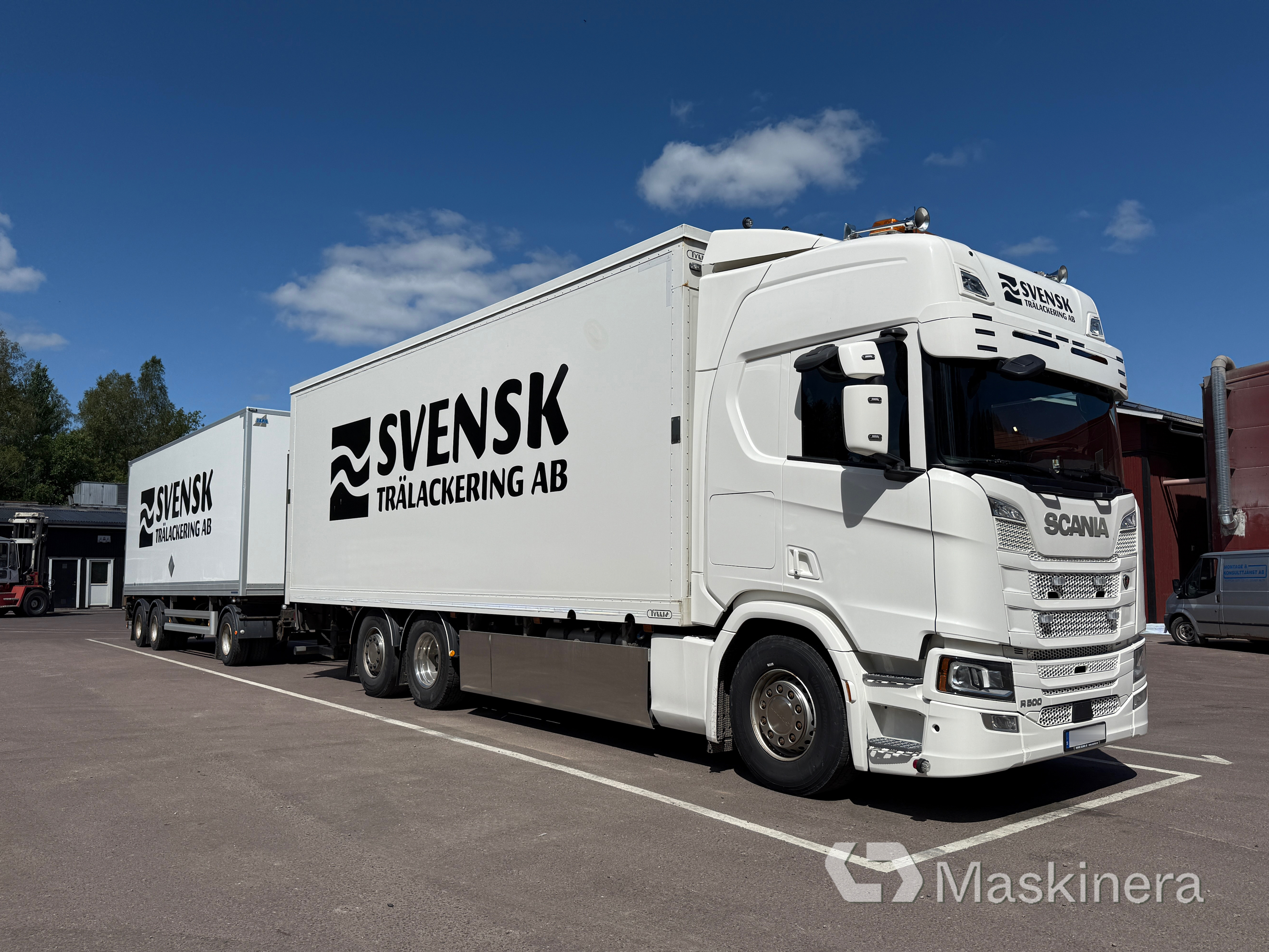 Skåpekipage Scania R500 med kran, såld på svensk auktion för 1 950 000 kr