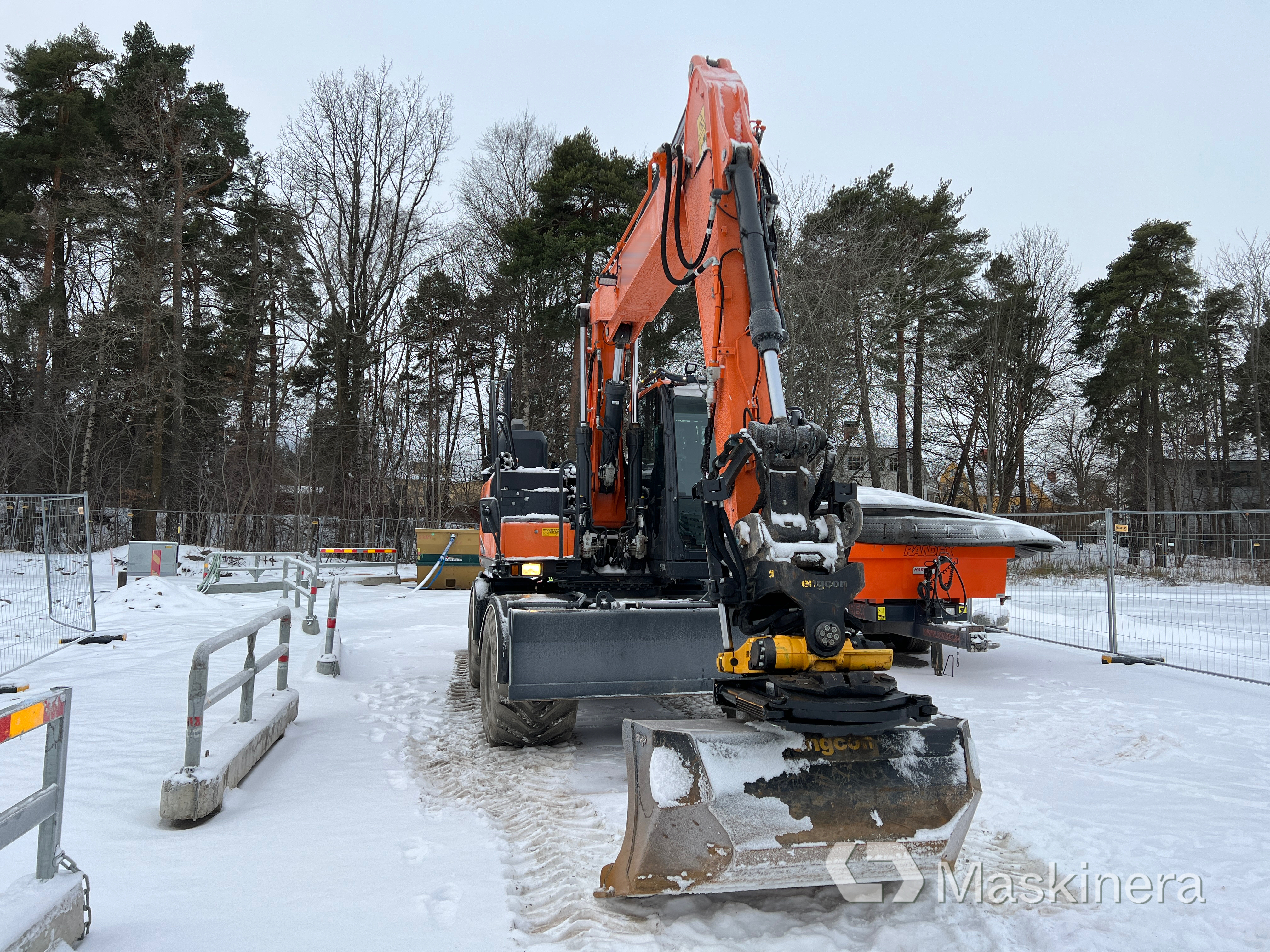 Hjulgrävare Doosan DX160W-7 med tillbehör