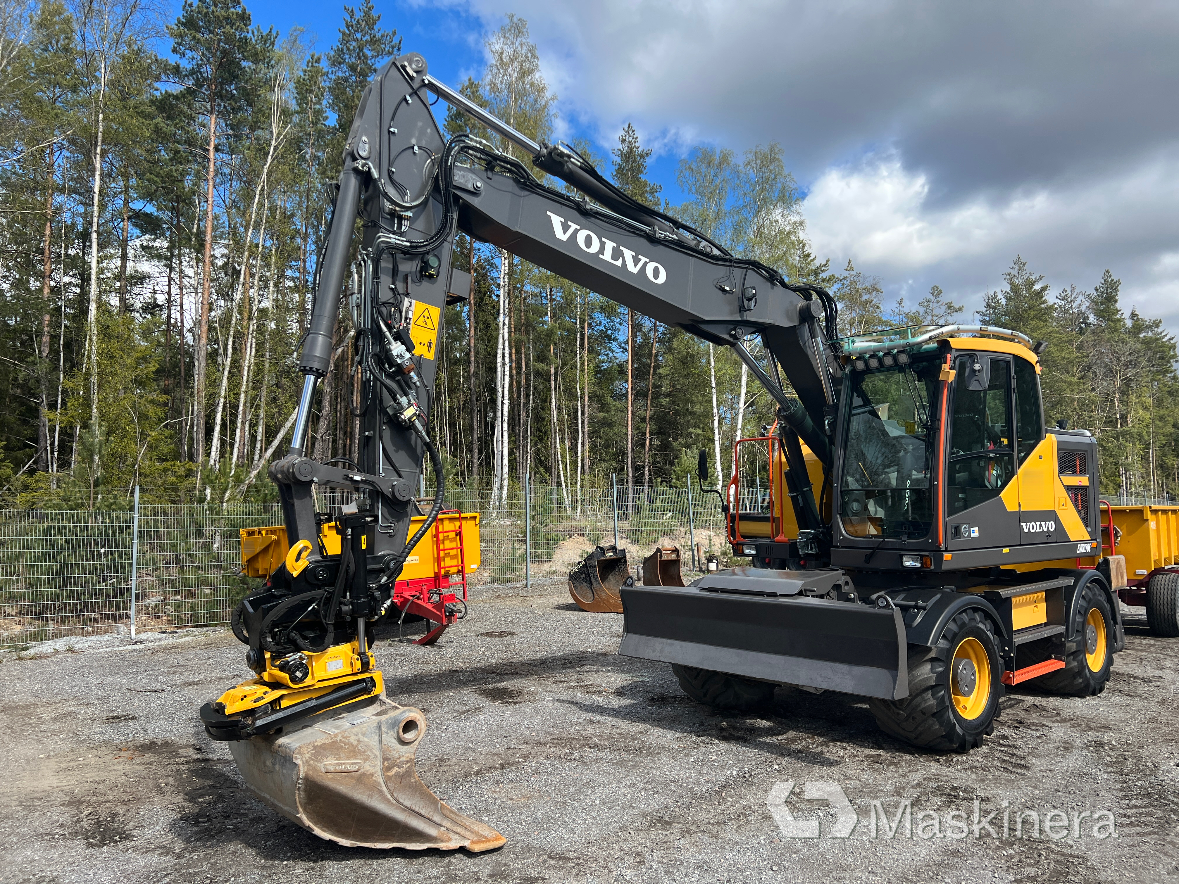 Hjulgrävare Volvo EWR170E med tillbehör