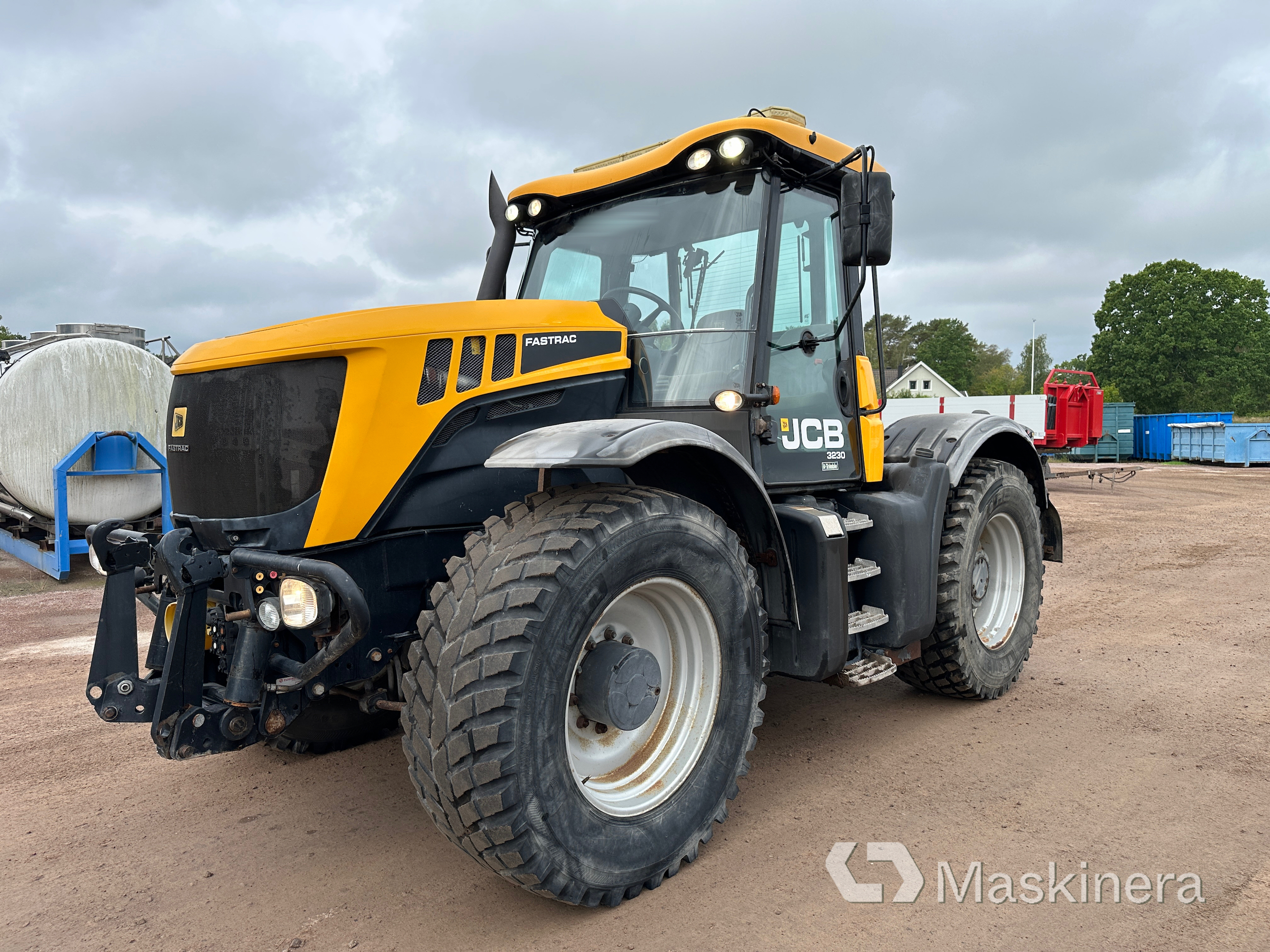 Traktor JCB Fastrac 3230 XTRA, såld på svensk auktion för 544 000 kr