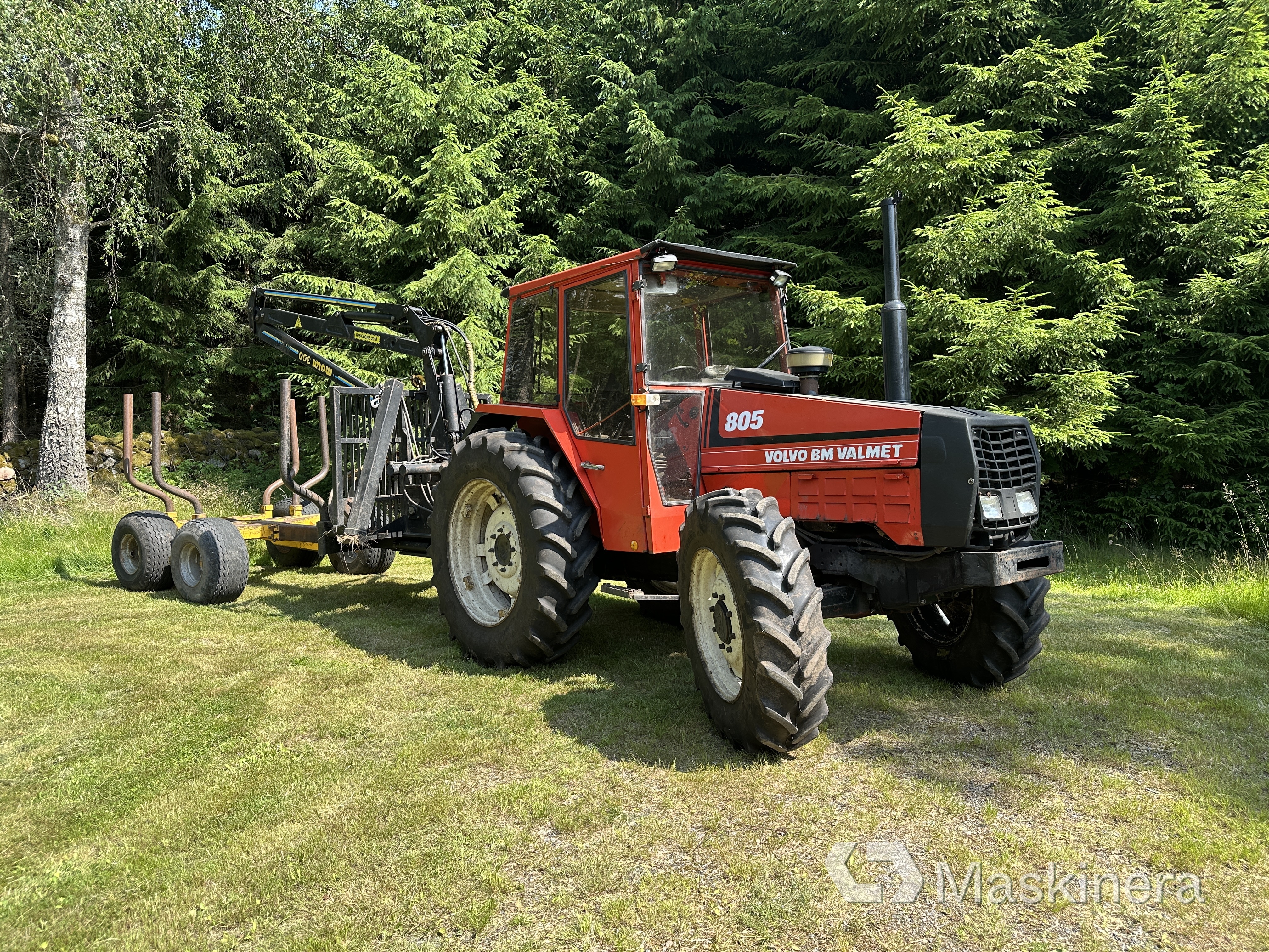 Traktor Volvo BM 805-4 med skogsvagn och kran, såld på svensk auktion för 270 000 kr