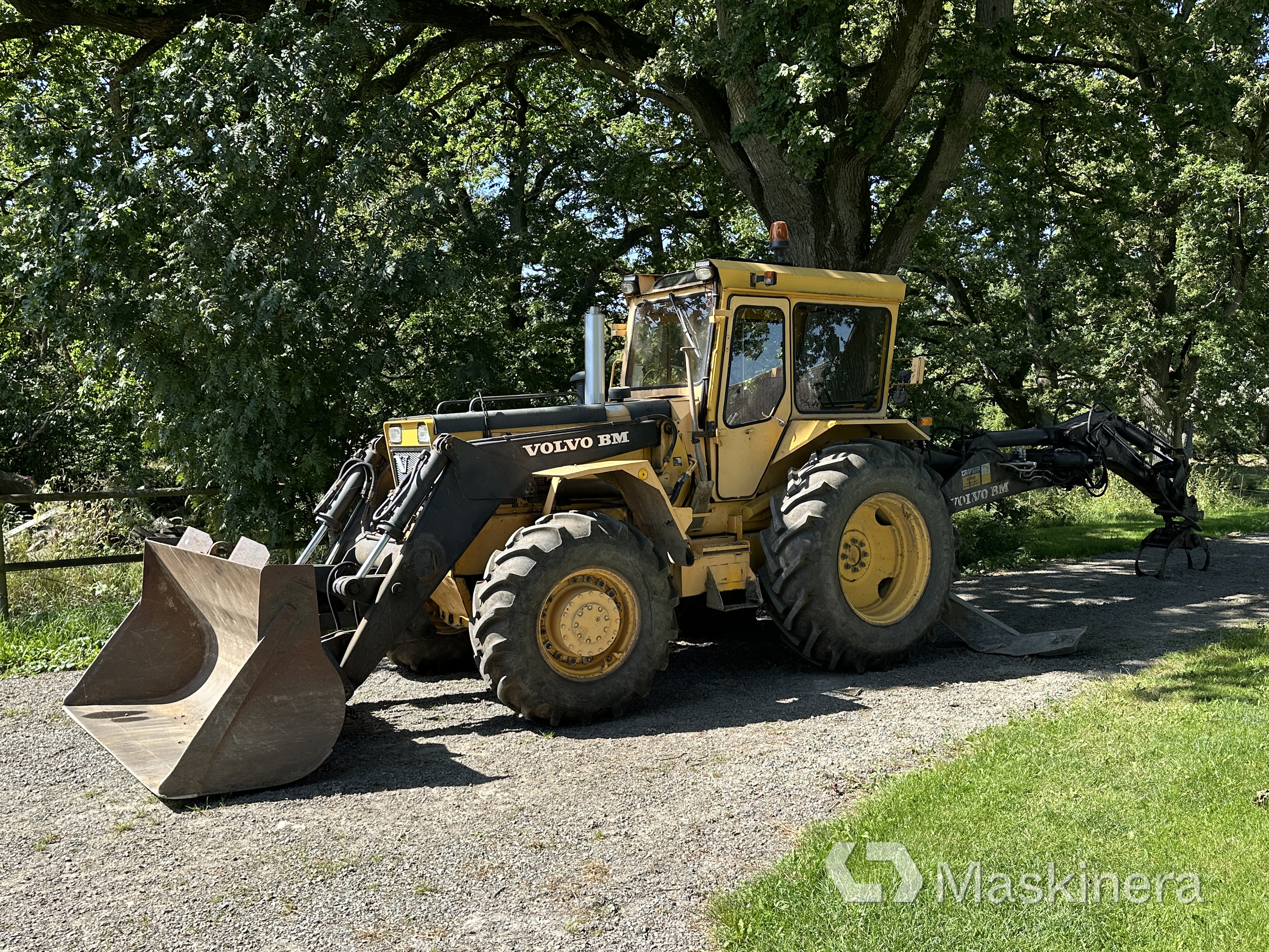 Traktorgrävare Volvo BM 646 + redskap