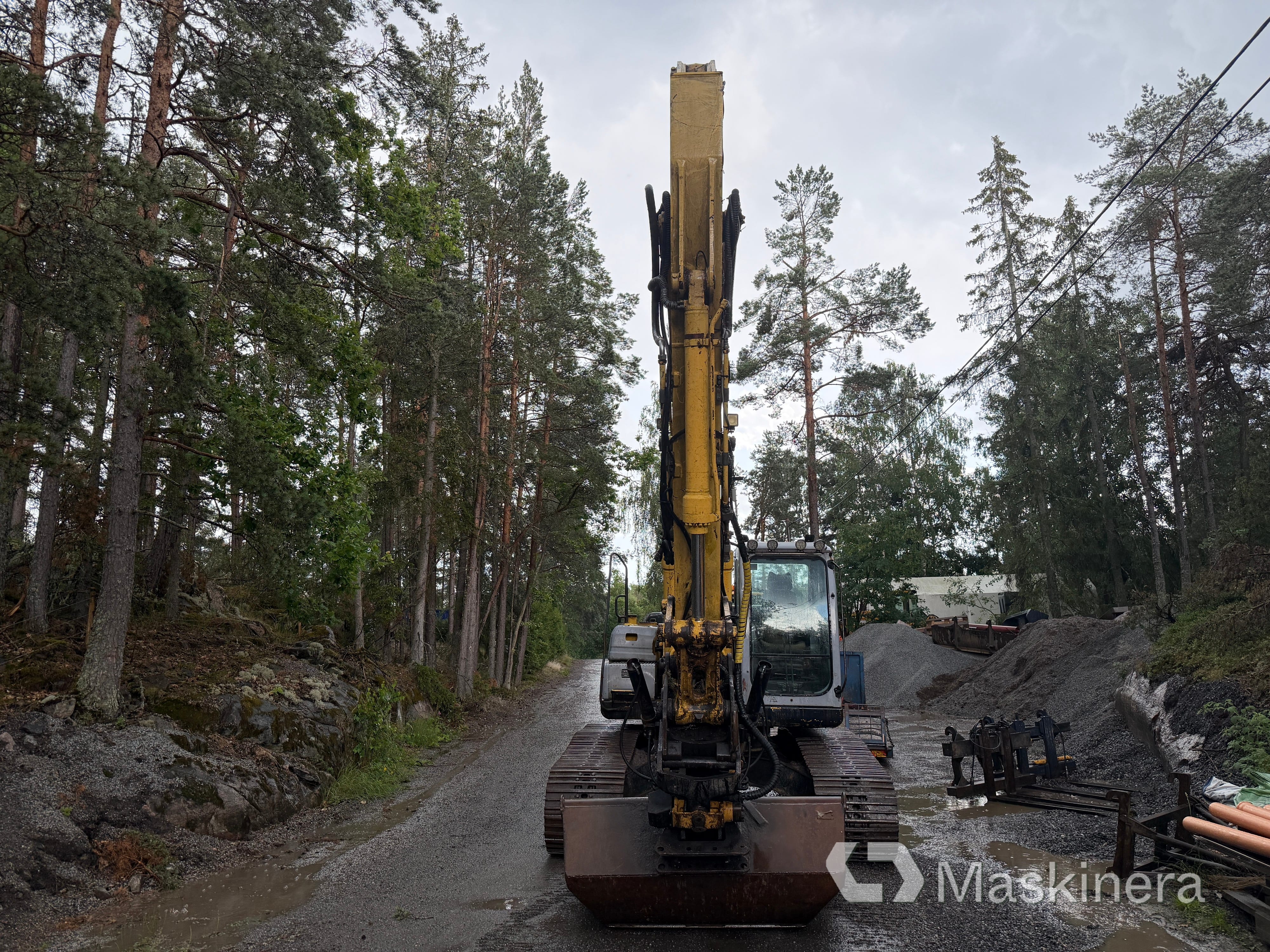 Grävmaskin New Holland E 215B med tillbehör