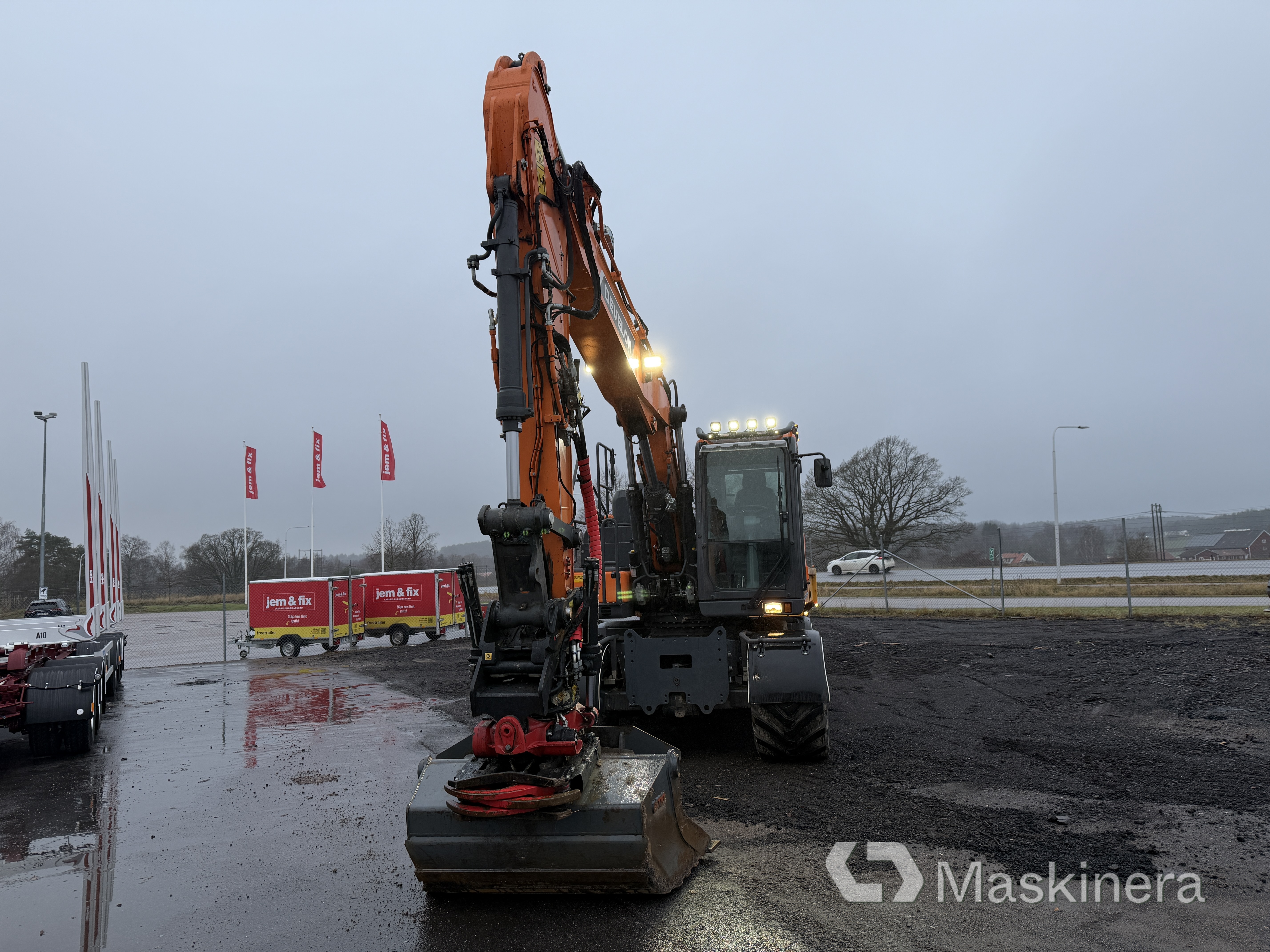 Hjulgrävare Develon DX170W-7 med tillbehör