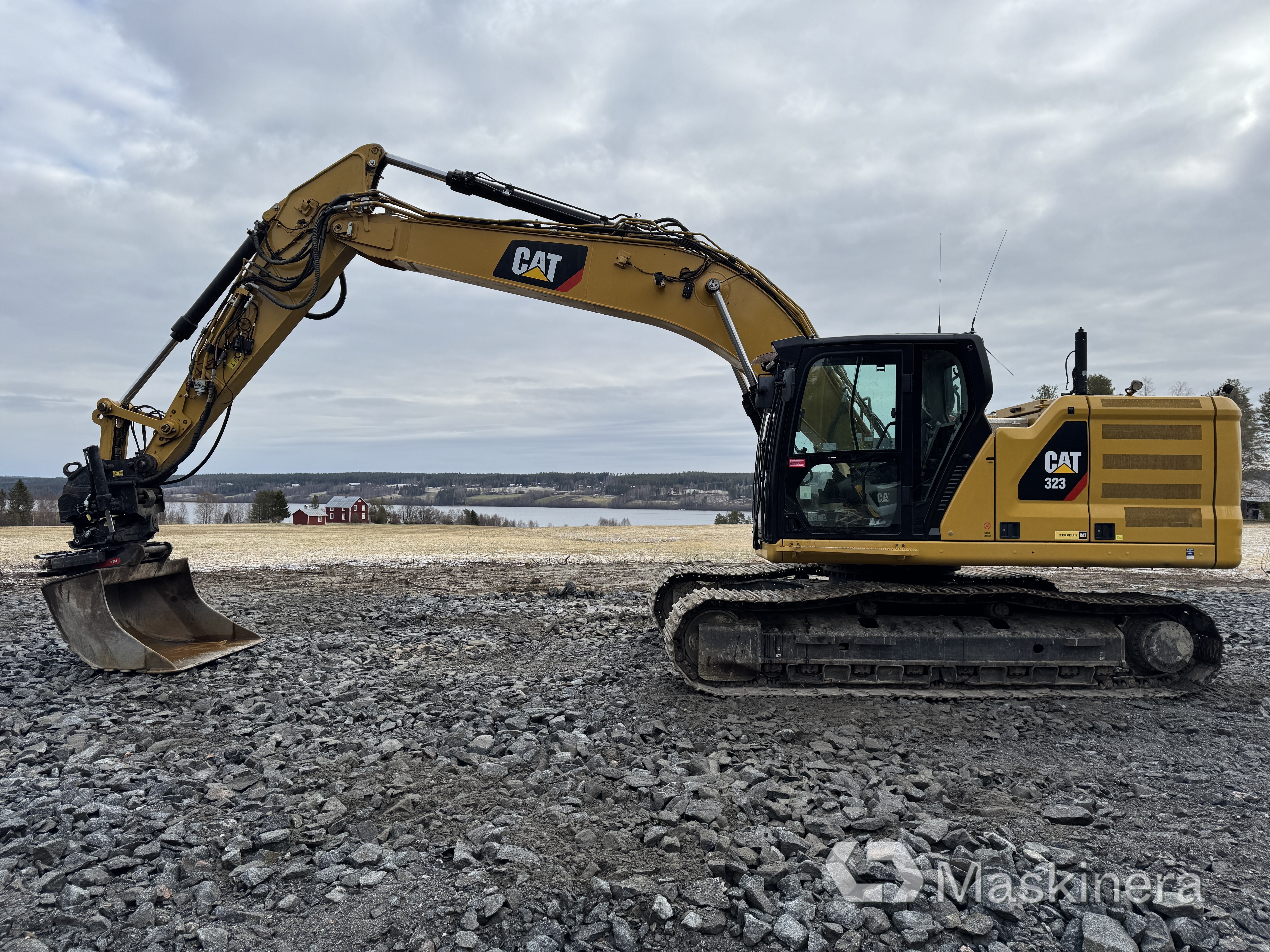 Grävmaskin Cat 323 Next Generation med tillbehör