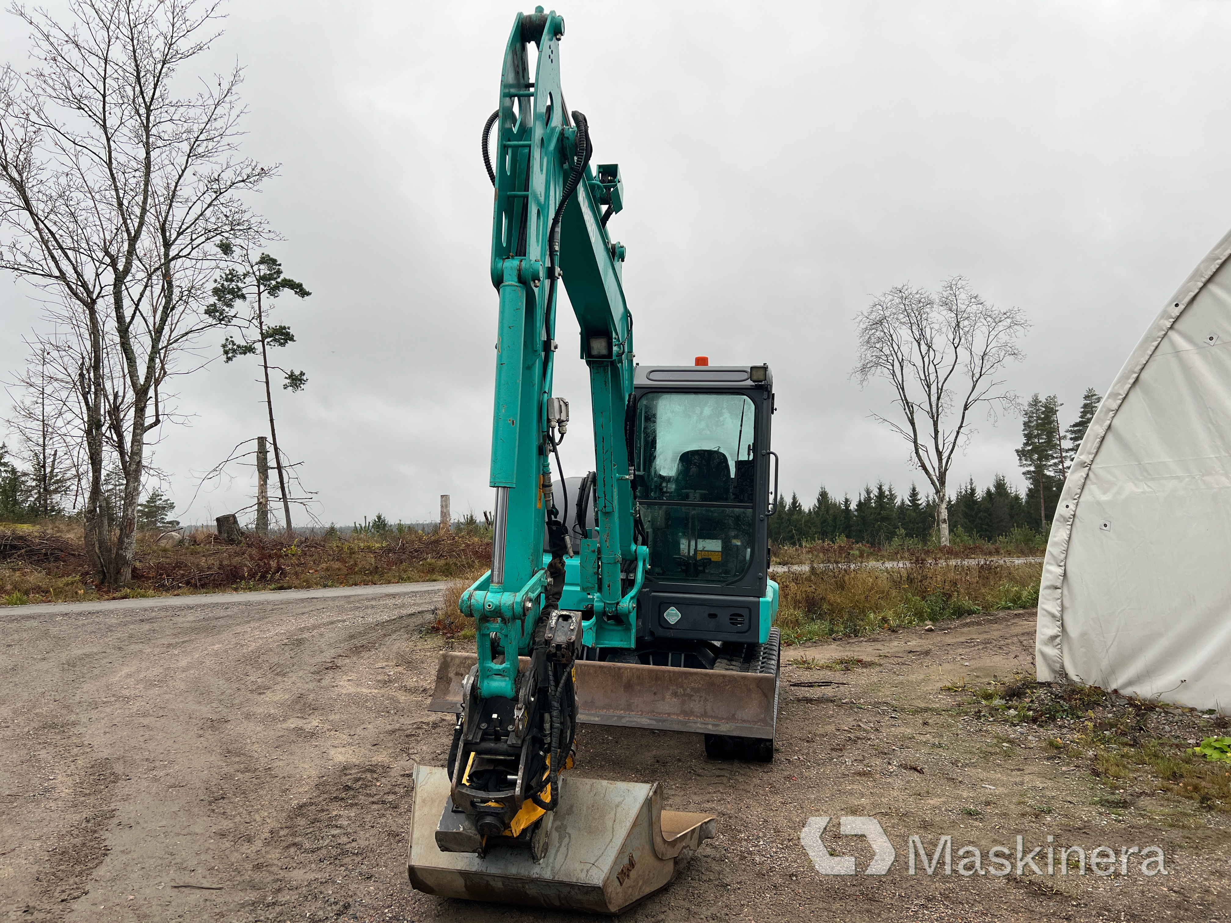 Grävmaskin Kobelco SK55SRX med flera redskap
