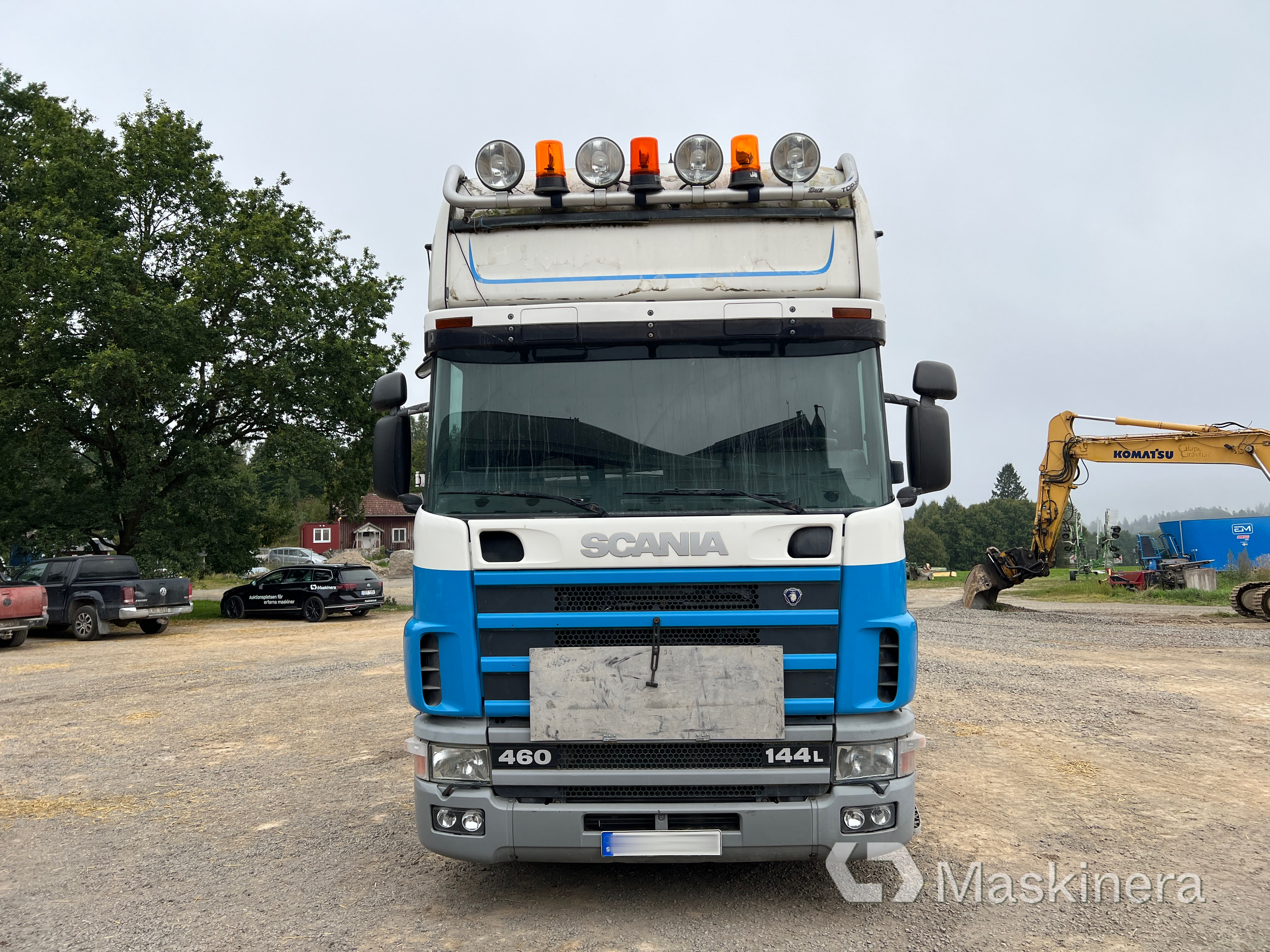 Dragbil Scania R144 med maskintrailer