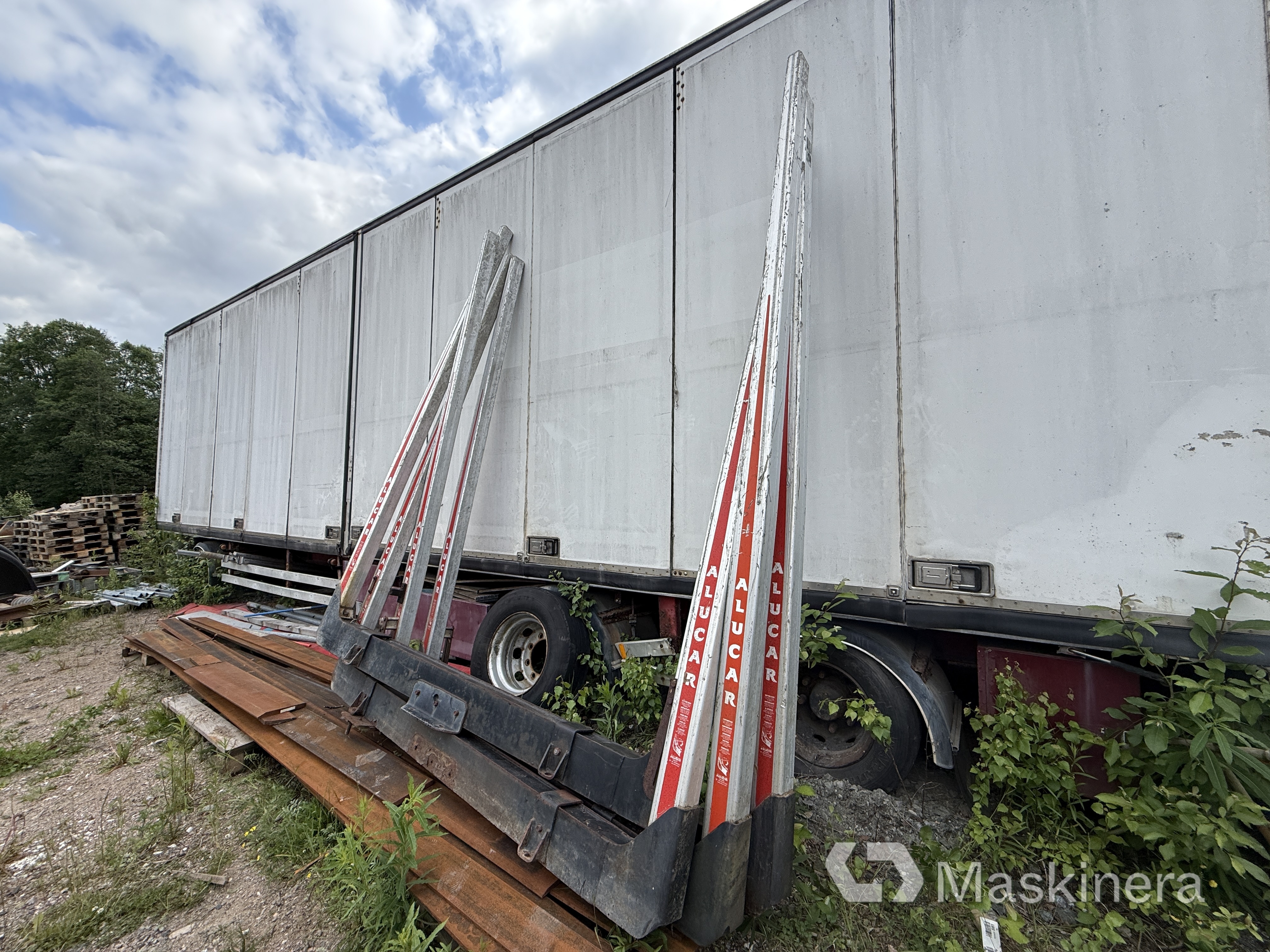 4 st bankar med stolpar Alucar