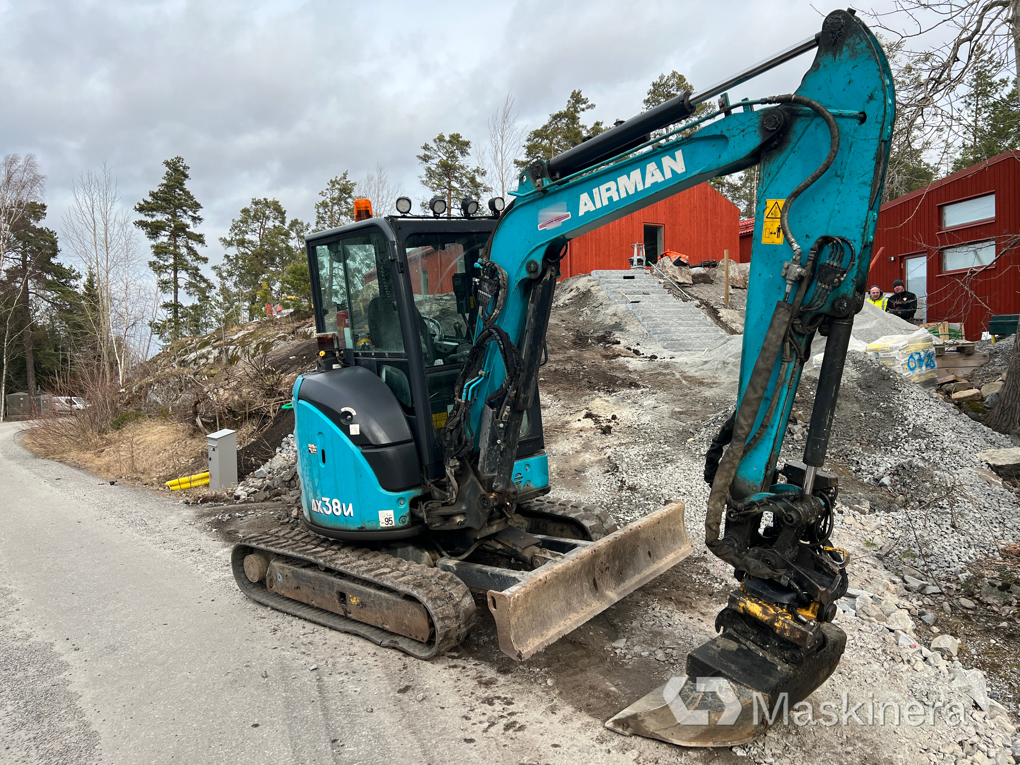 Grävmaskin Airman AX38U-6A med tillbehör