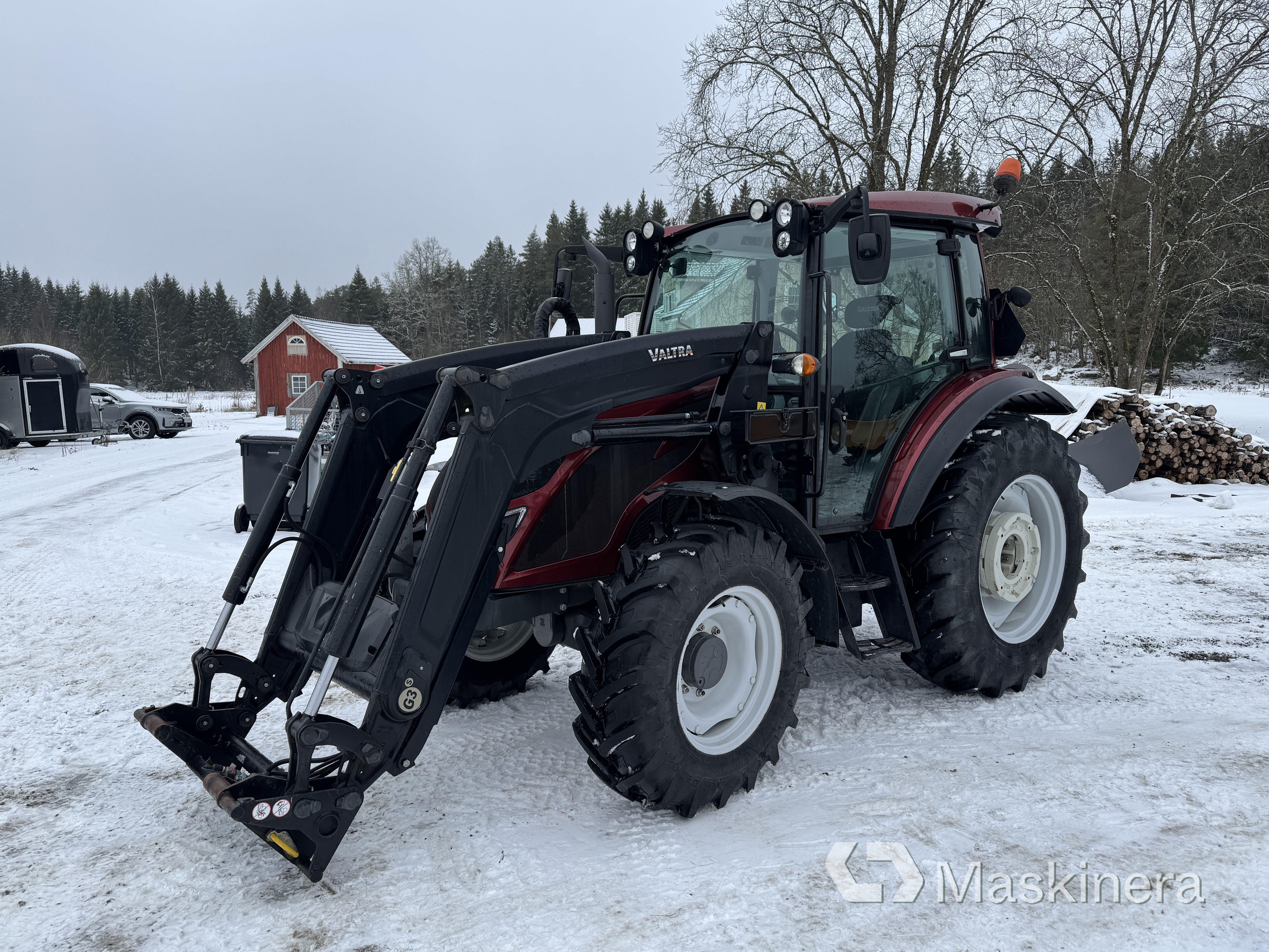 Traktor Valtra A94 med frontlastare, såld på svensk auktion för 418 000 kr