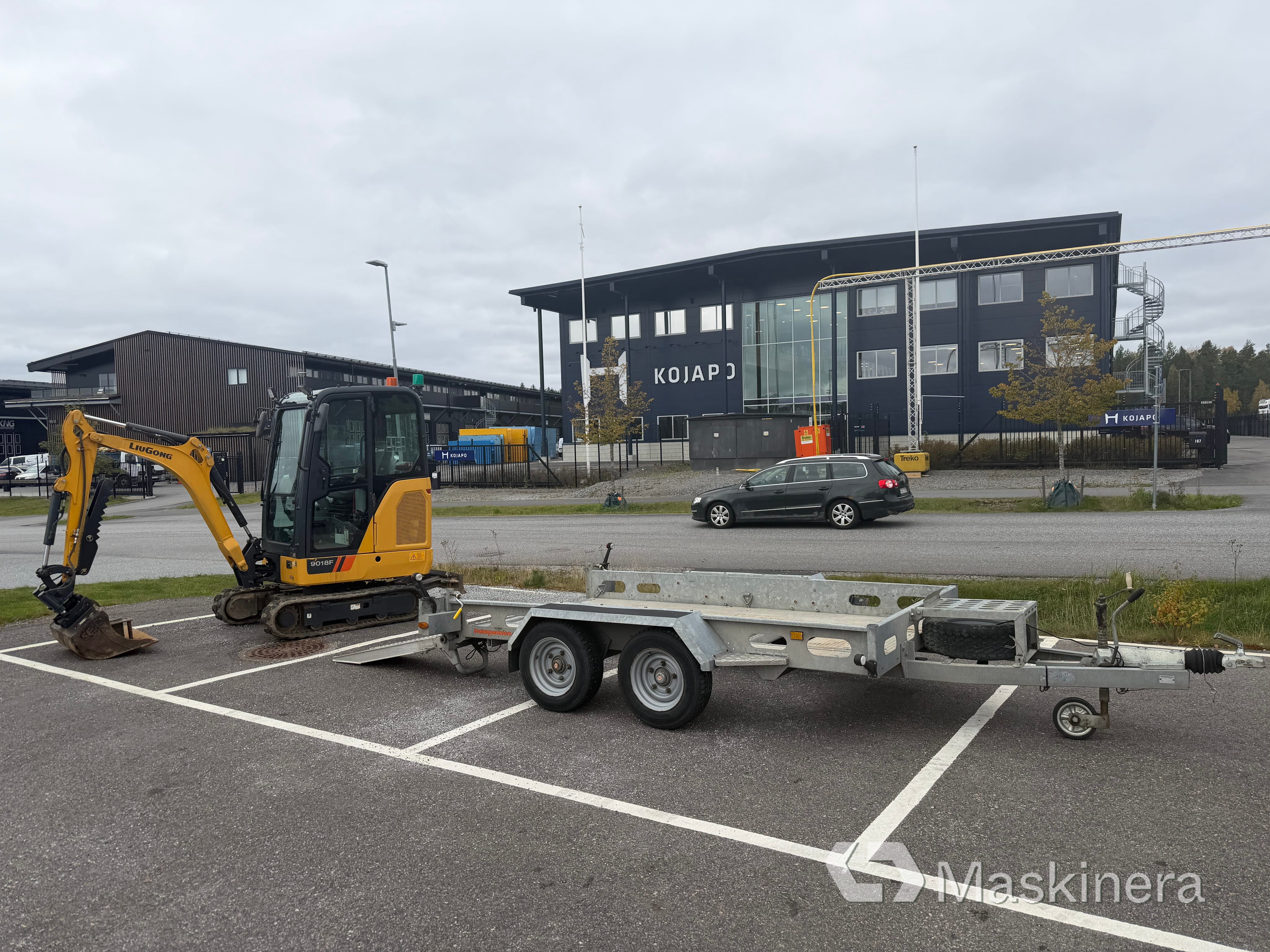 Grävmaskin LiuGong 9018F med maskinsläp