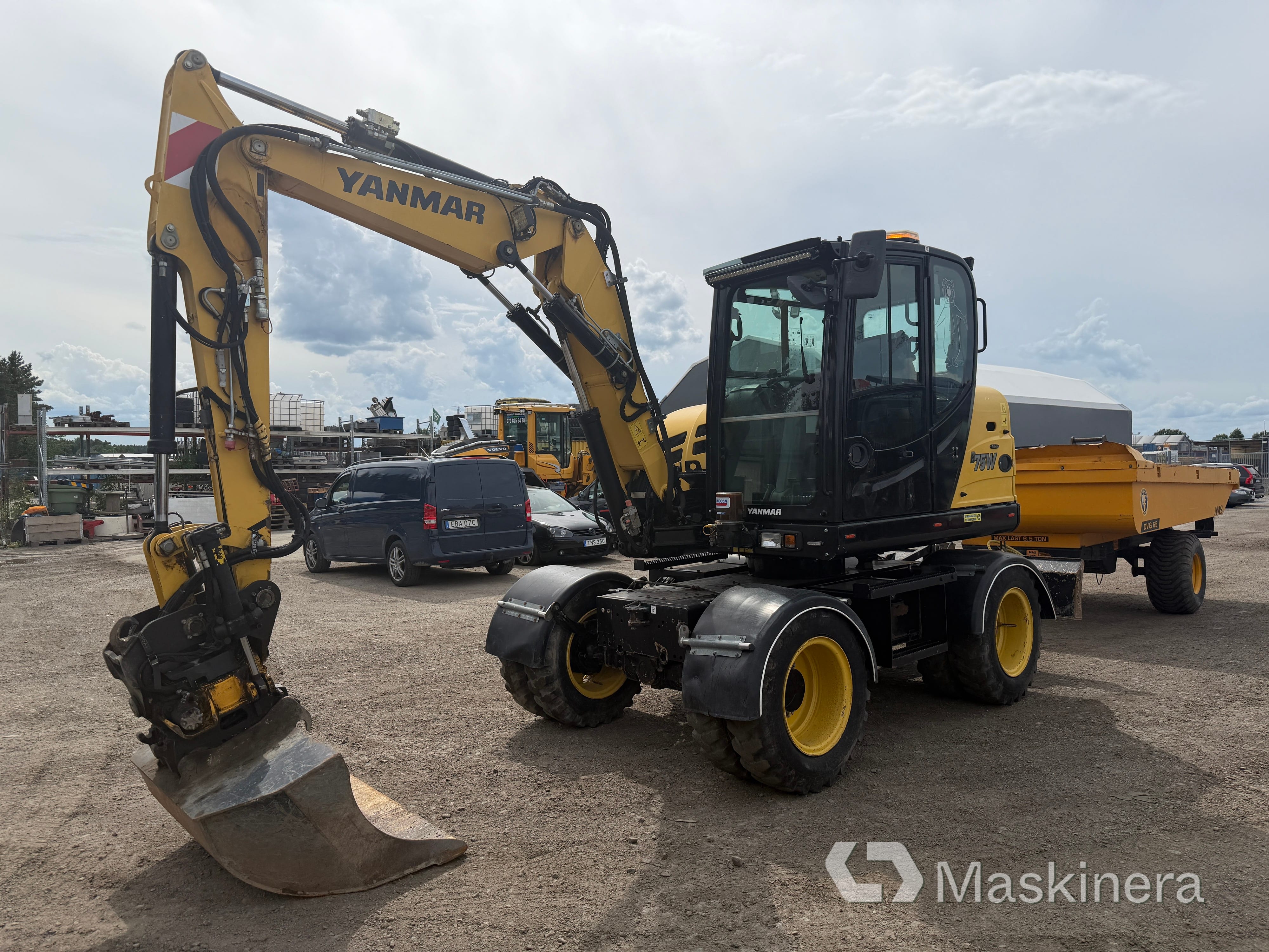 Hjulgrävare Yanmar B75W med tillbehör, såld på svensk auktion för 652 000 kr