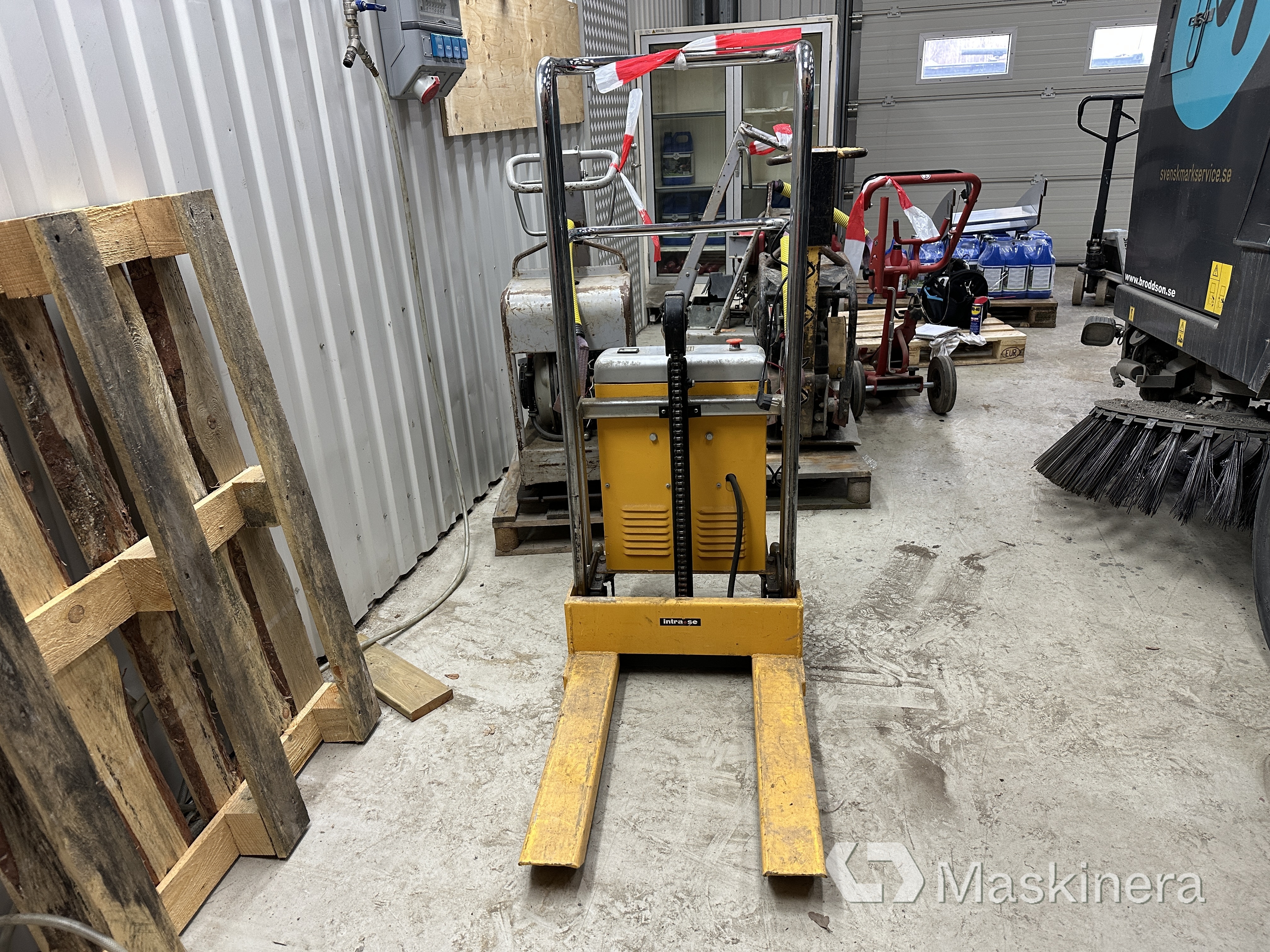 Elektrisk pallyftare ½ pall Intra 400 kg