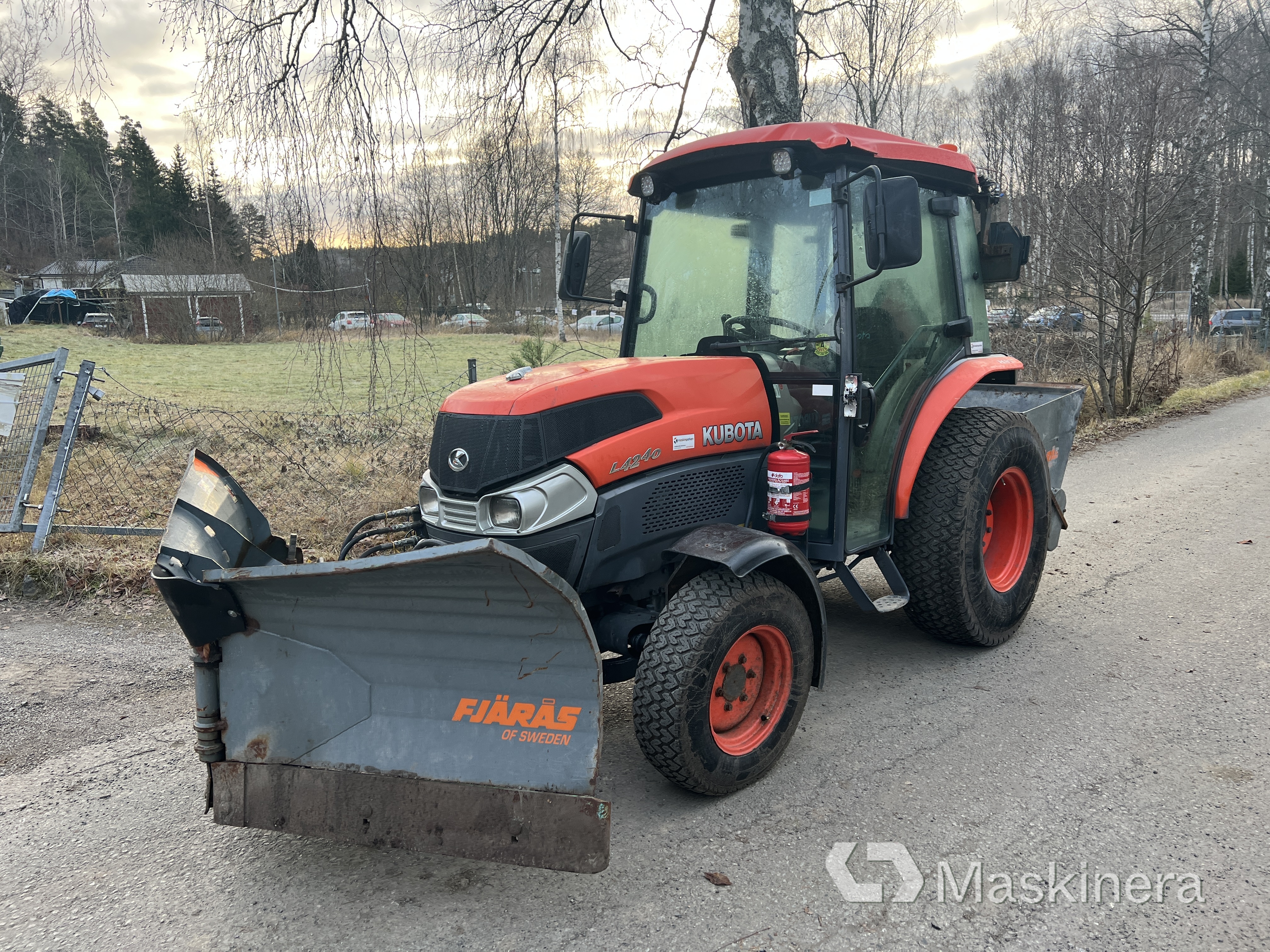 Begagnad Traktor Kubota L4240 med snöutrustning auktion | Maskinera