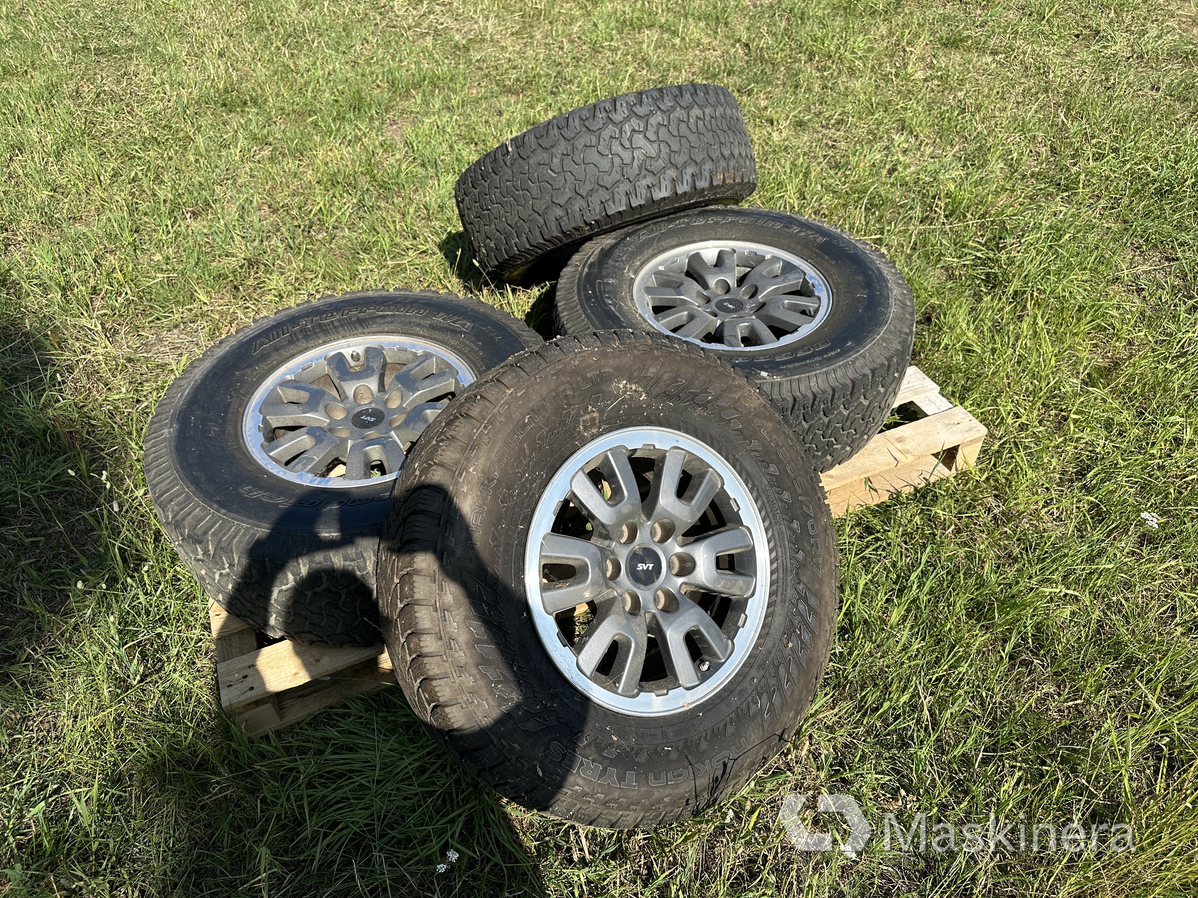 4st SVT Lightning fälgar med däck till Ford Raptor
