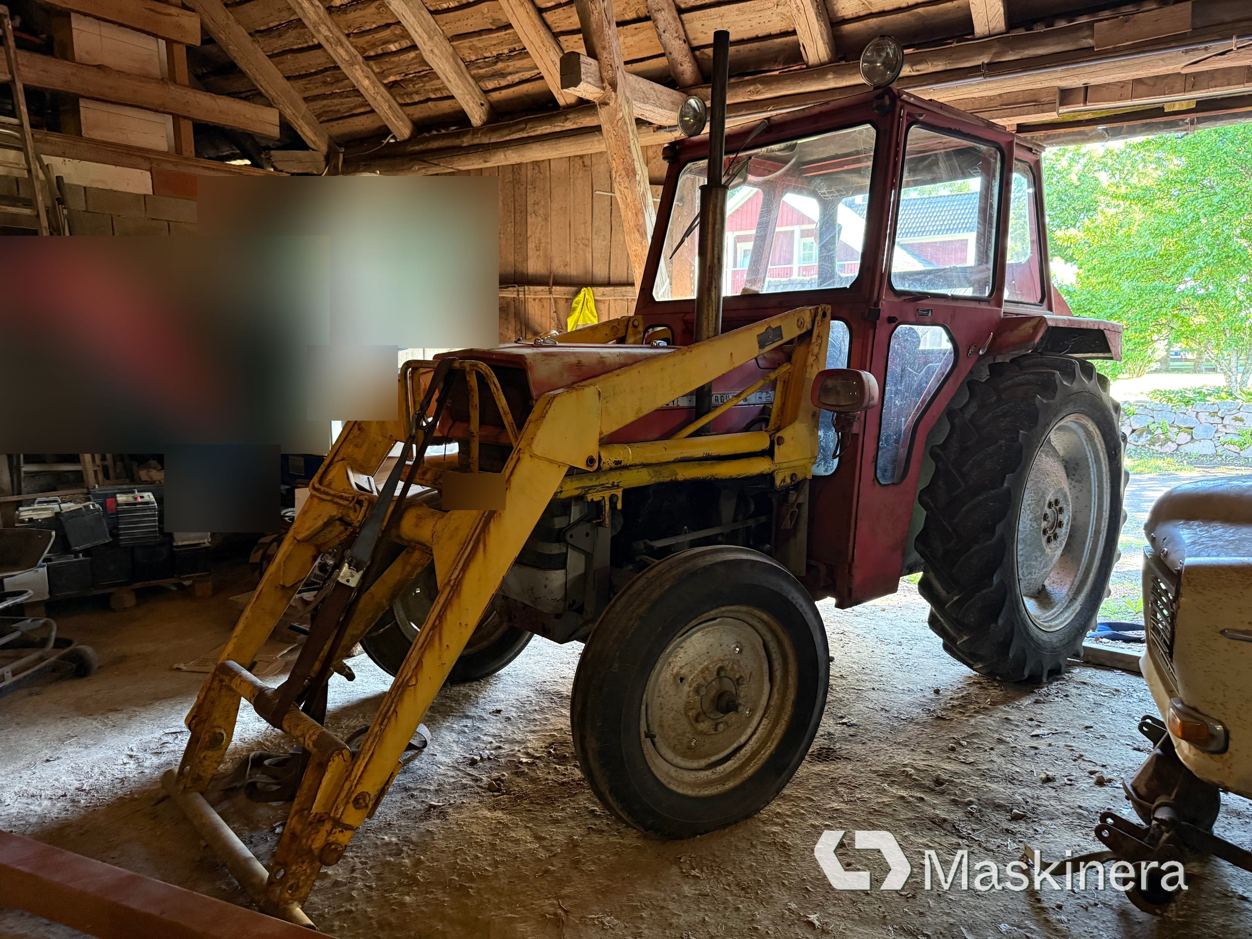 Traktor Massey Ferguson 135 + Tillbehör