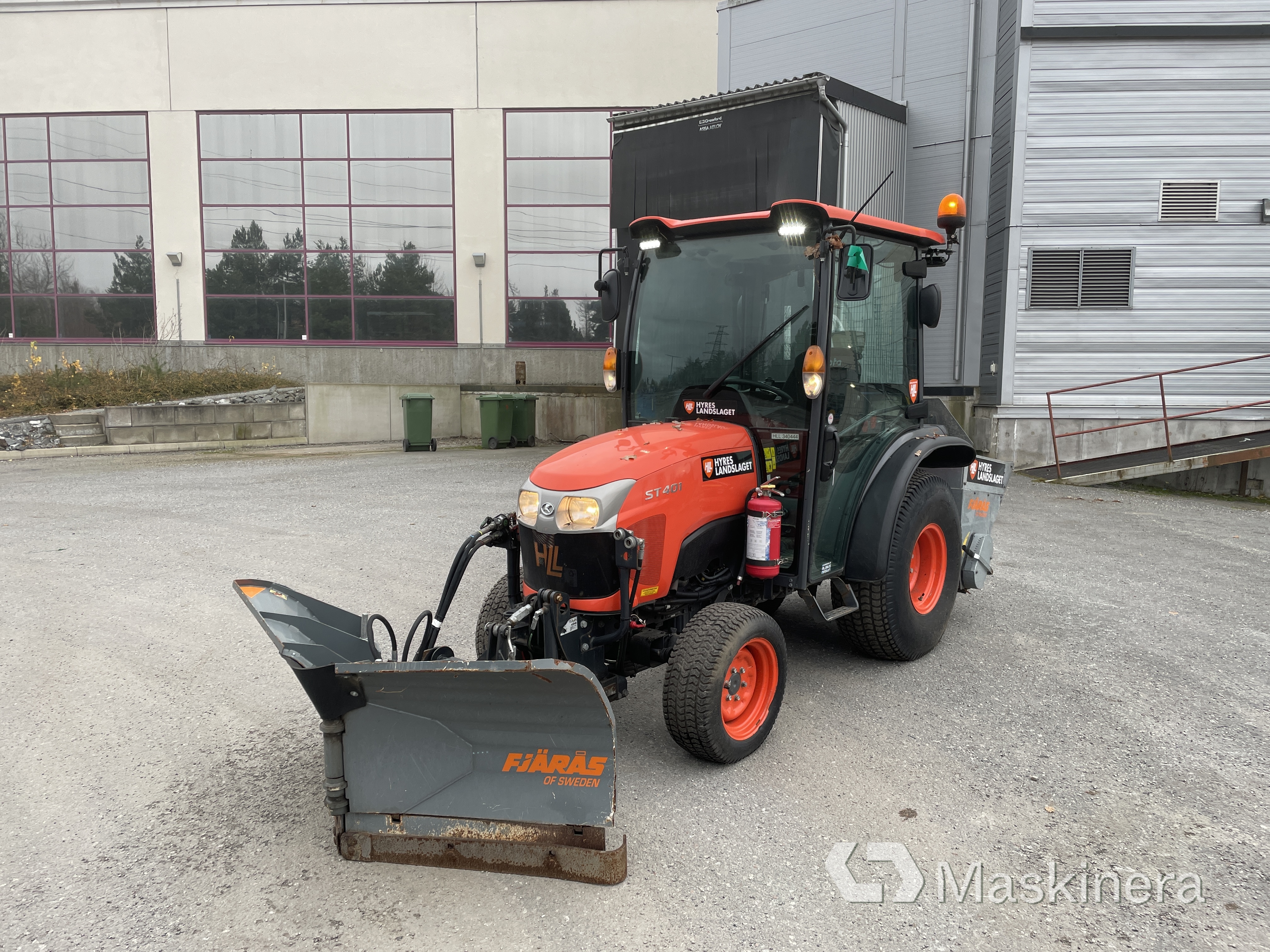 Traktor Kubota ST401 + Vikplog & Sandspridare, såld på svensk auktion för 300 000 kr