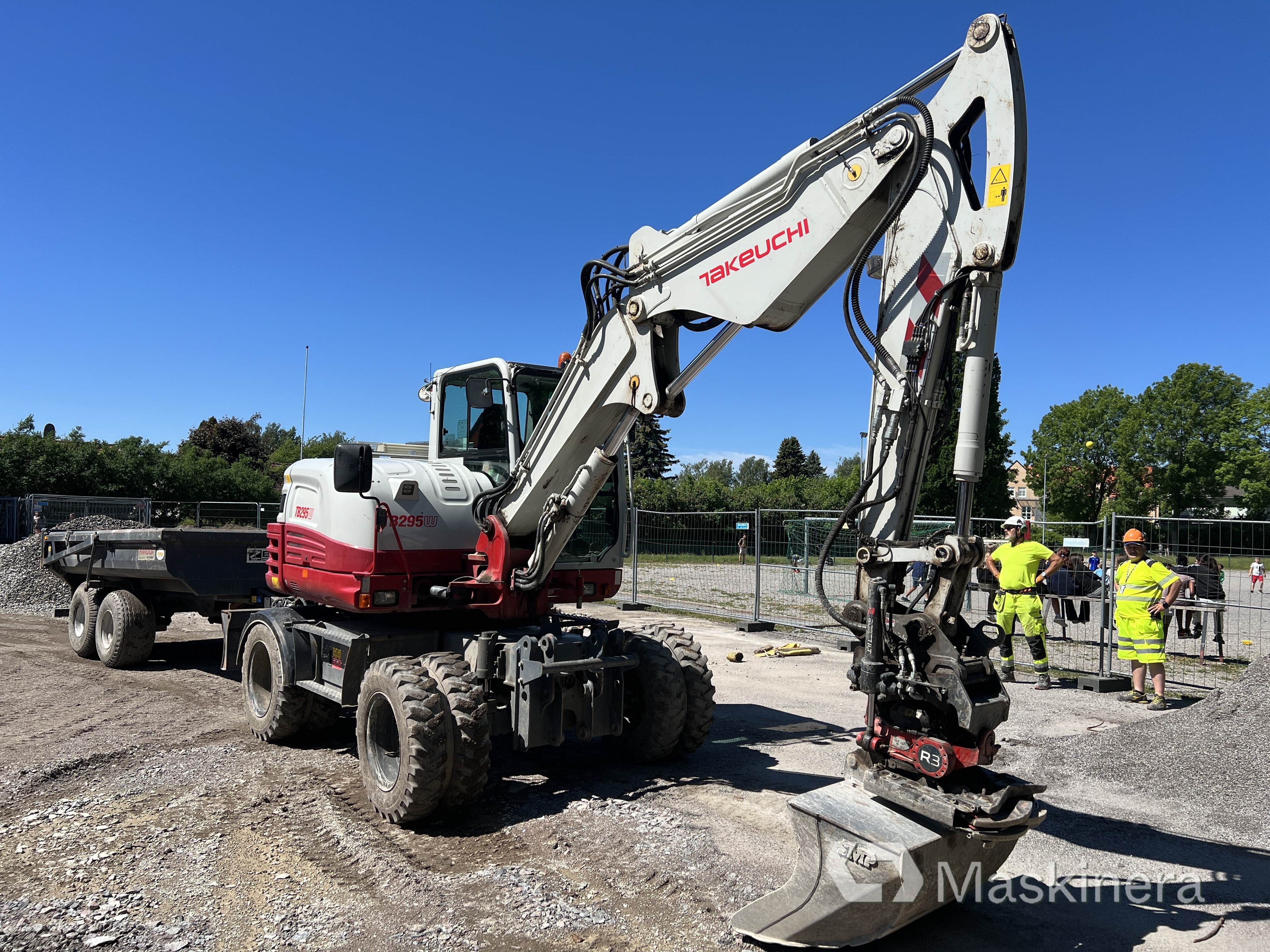 Hjulgrävare Takeuchi TB295W med vagn & redskap