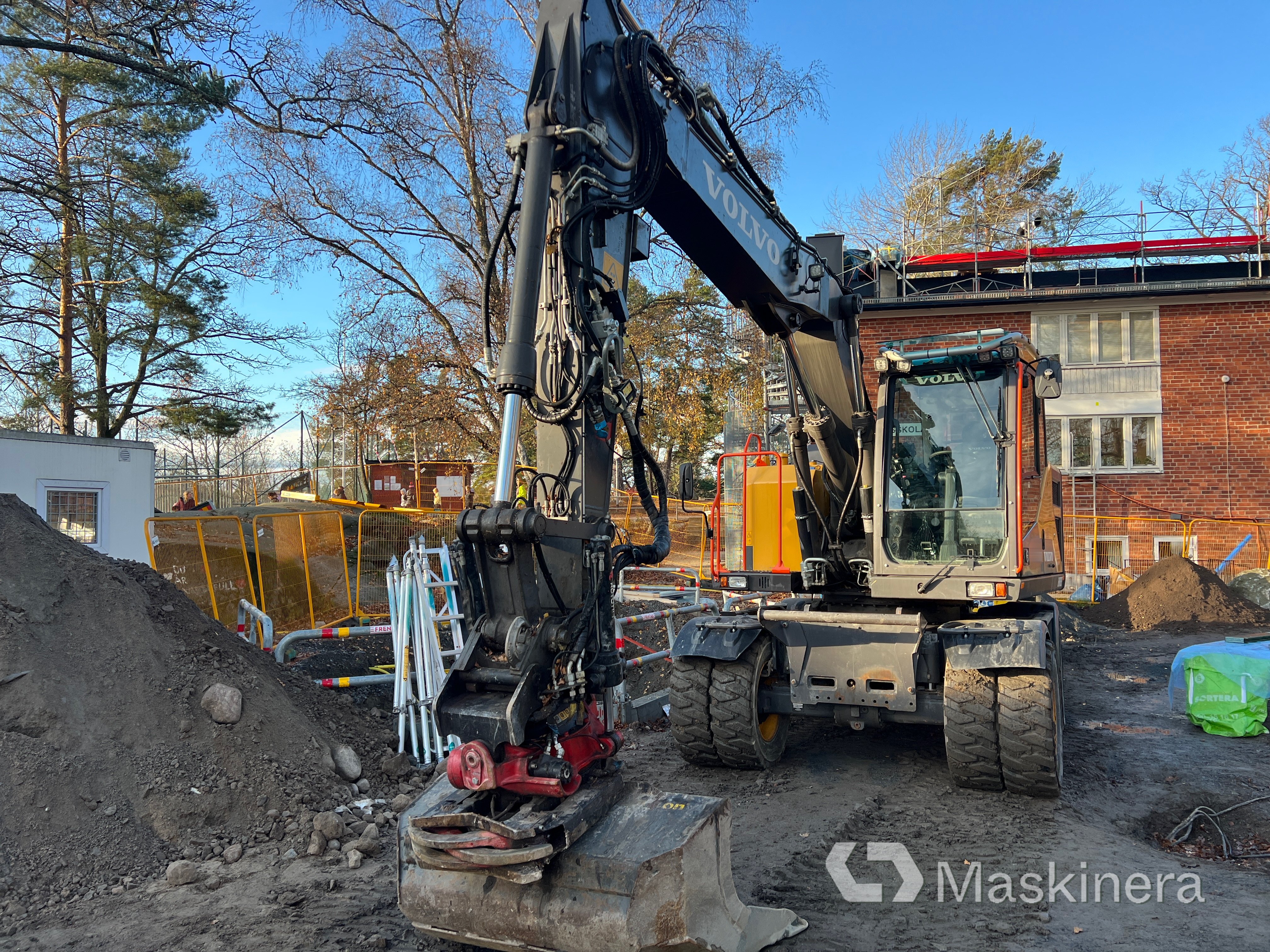 Hjulgrävare Volvo EWR150E med redskap, kärra & grävsystem