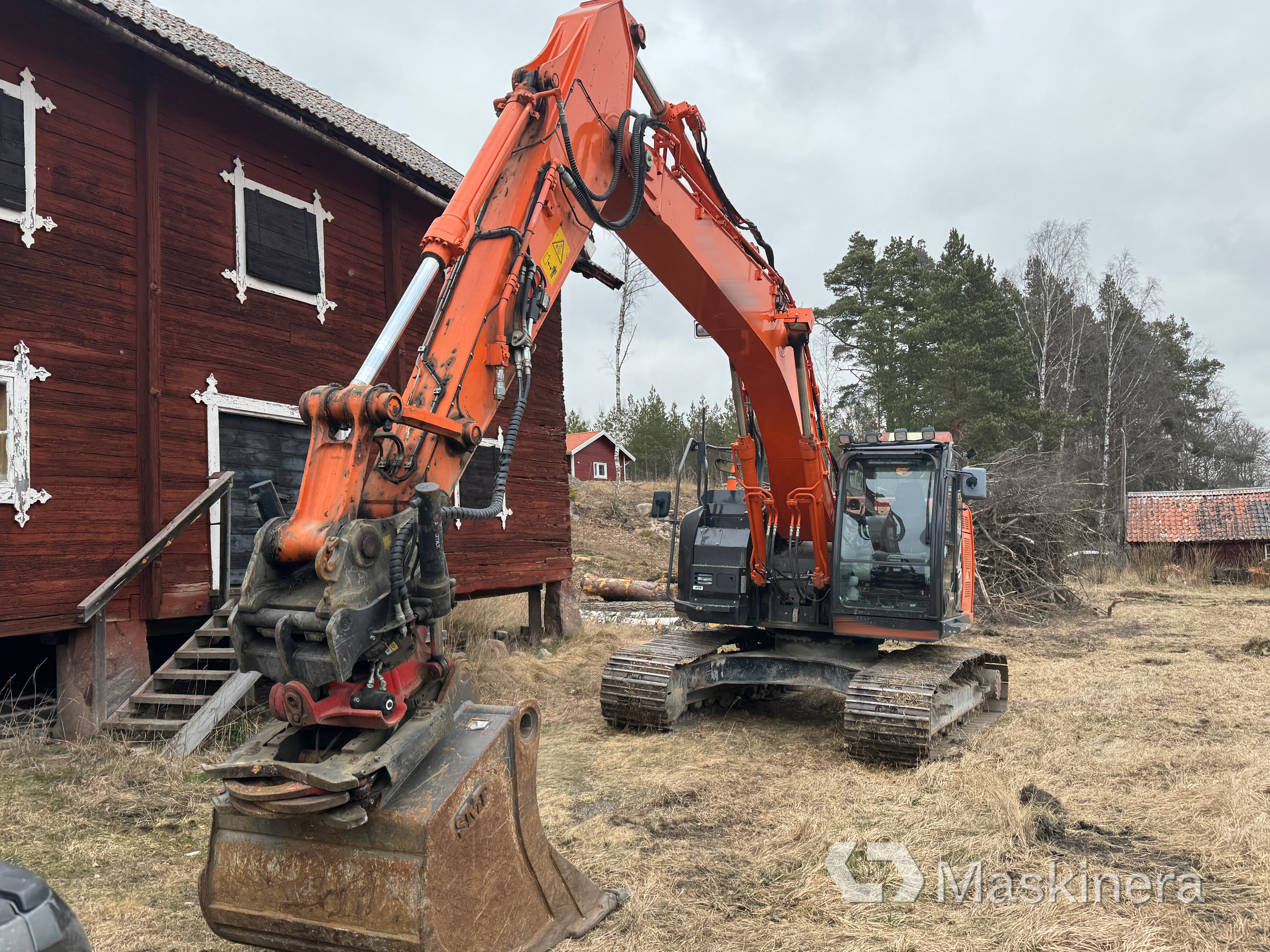 Grävmaskin Hitachi ZX225USLC-5B med redskap