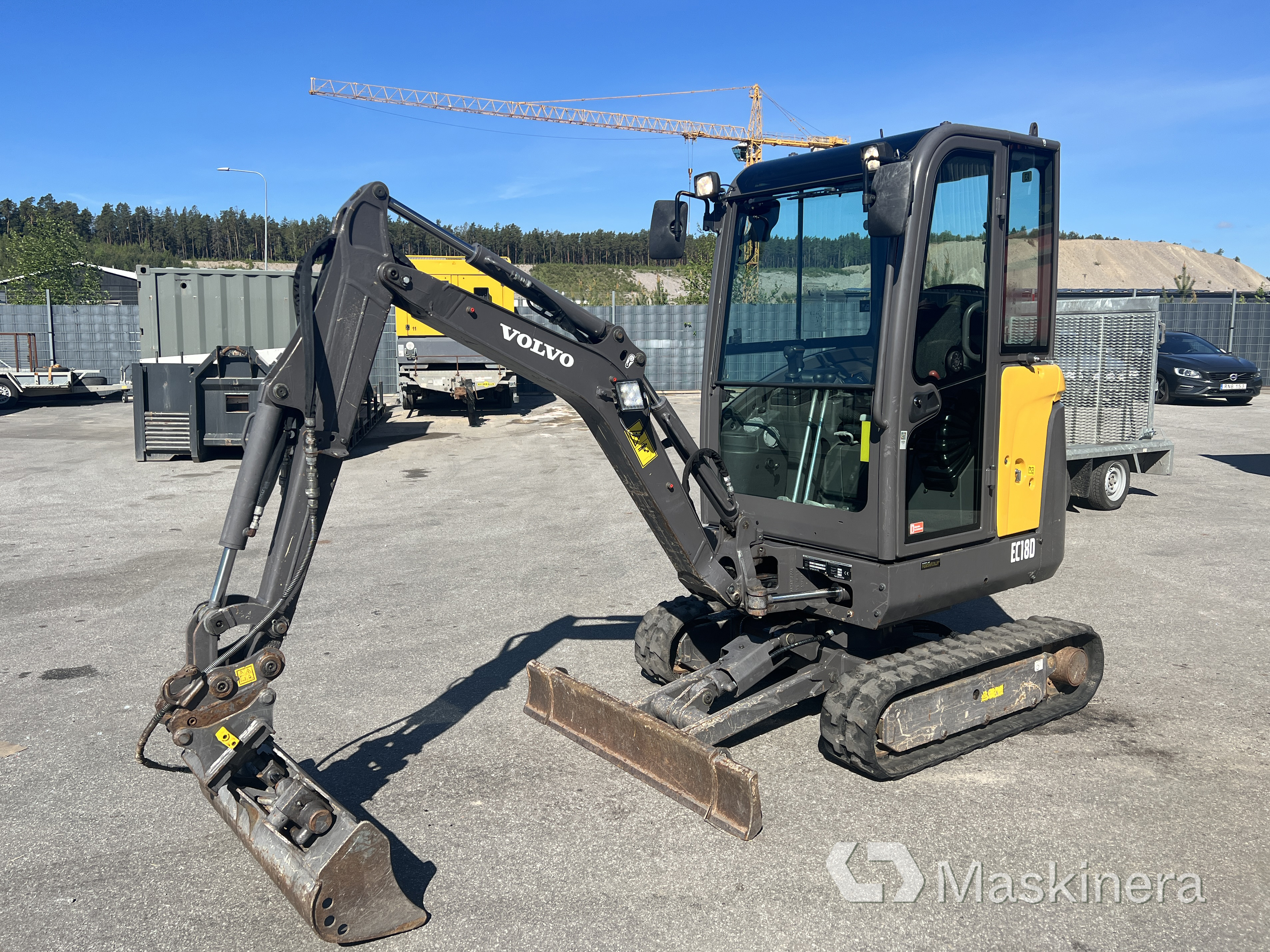 Grävmaskin Volvo EC18D med maskintrailer och redskap