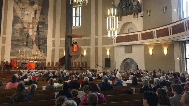 Landesbischof Heinrich Bedford-Strohm predigt bei einem Festgottesdienst in der evangelisch-lutherischen Pfarrkirche St. Matthäus. Die Kirche versucht, durch ausgefallenere Gottesdienste für neue Mitglieder zu werben. (Foto: dpa Bildfunk, picture alliance/dpa | Karl-Josef Hildenbrand)