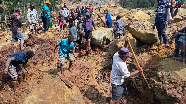 Auf diesem von der Internationalen Organisation für Migration zur Verfügung gestellten Foto suchen Dorfbewohner nach einem Erdrutsch im Dorf Yambali nach Verschütteten.  (Foto: dpa Bildfunk, picture alliance/dpa/International Organization for Migration/AP | Mohamud Omer)