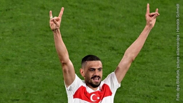 Fußball: EM, Österreich - Türkei, Finalrunde, Achtelfinale, Leipzig Stadion, Merih Demiral von der Türkei (r) jubelt nach seinem zweiten Treffer zum 0:2. (Foto: dpa Bildfunk, picture alliance/dpa | Hendrik Schmidt)