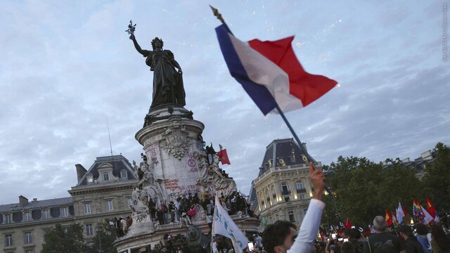 Menschen feiern am Place de la République in Paris das Ergebnis der Parlamentswahl in Frankreich (Foto: IMAGO, IMAGO/Kyodo News)