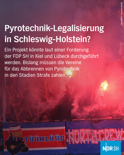 Die Grafik zeig ein Bild einer Tribüne eines Fußallstadions, die durch Pyrotechnik rot vernebelt ist. Dazu der Text: Pyrotechnik-Legalisierung in Schleswig-Holstein? Ein Projekt könnte laut einer Forderung der FDP SH in Kiel und Lübeck durchgeführt werden. Bislang müssen die Vereine für das Abbrennen von Pyrotechnik in den Stadien Strafe zahlen. 