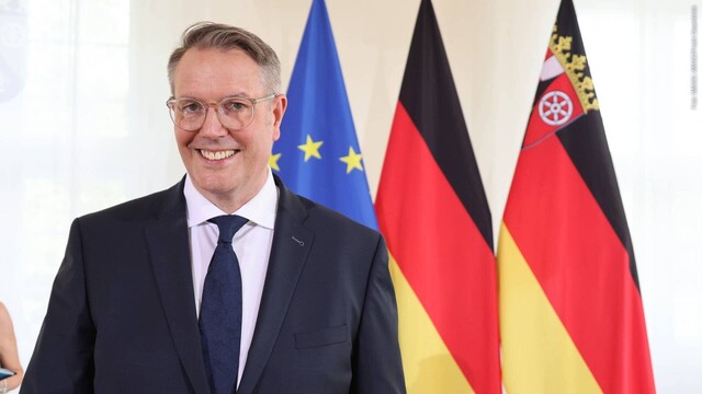Der neue Ministerpräsident von Rheinland-Pfalz, Alexander Schweitzer (SPD), steht vor der EU-, der Deutschland- und der RLP-Flagge (Foto: IMAGO, IMAGO/Frank Ossenbrink)