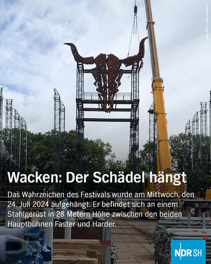 Foto von dem stählernen Bullenschädel, dem Wahrzeichen des Wacken open Air Festivals.

Dazu der Text:

Wacken: Der Schädel hängt

Das Wahrzeichen des Festivals wurde am Mittwoch, den 24. Juli 2024, aufgehängt. Er befindet sich an einem Stahlgerüst in 28 Meter Höhe zwischen den beiden Hauptbühnen Faster und Harder.