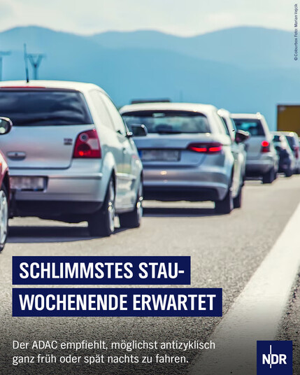 Auf dem Bild sind Autos zu sehen, die auf der Autobahn im Stau stehen. 

Text auf dem Bild: 

Schlimmstes Stau-Wochenende erwartet - Der ADAC empfiehlt, möglichst antizyklisch ganz früh oder spät nachts zu fahren. 