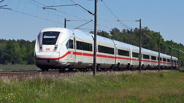 Ein ICE fährt auf der Strecke von Hamburg nach Berlin. © picture alliance/dpa/dpa-Zentralbild Foto: Soeren Stache