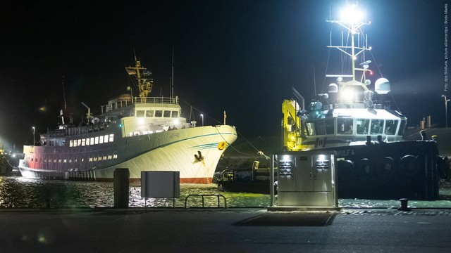 Die manövrierunfähige Helgolandfähre «Funny Girl» mit knapp 250 Menschen an Bord hat am frühen Morgen nach stundenlanger Fahrt auf der Nordsee das Festland erreicht. (Foto: dpa Bildfunk, picture alliance/dpa | Bodo Marks)