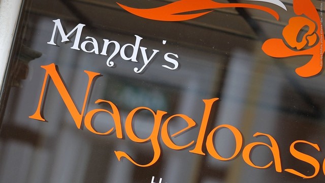 „Mandy's Nageloase“ steht auf einer Schaufensterscheibe; das Genitiv-s bei Eigennamen wurde bisher als Deppen-Apostroph bezeichnet (Foto: dpa Bildfunk, picture alliance / dpa | Jan Woitas)