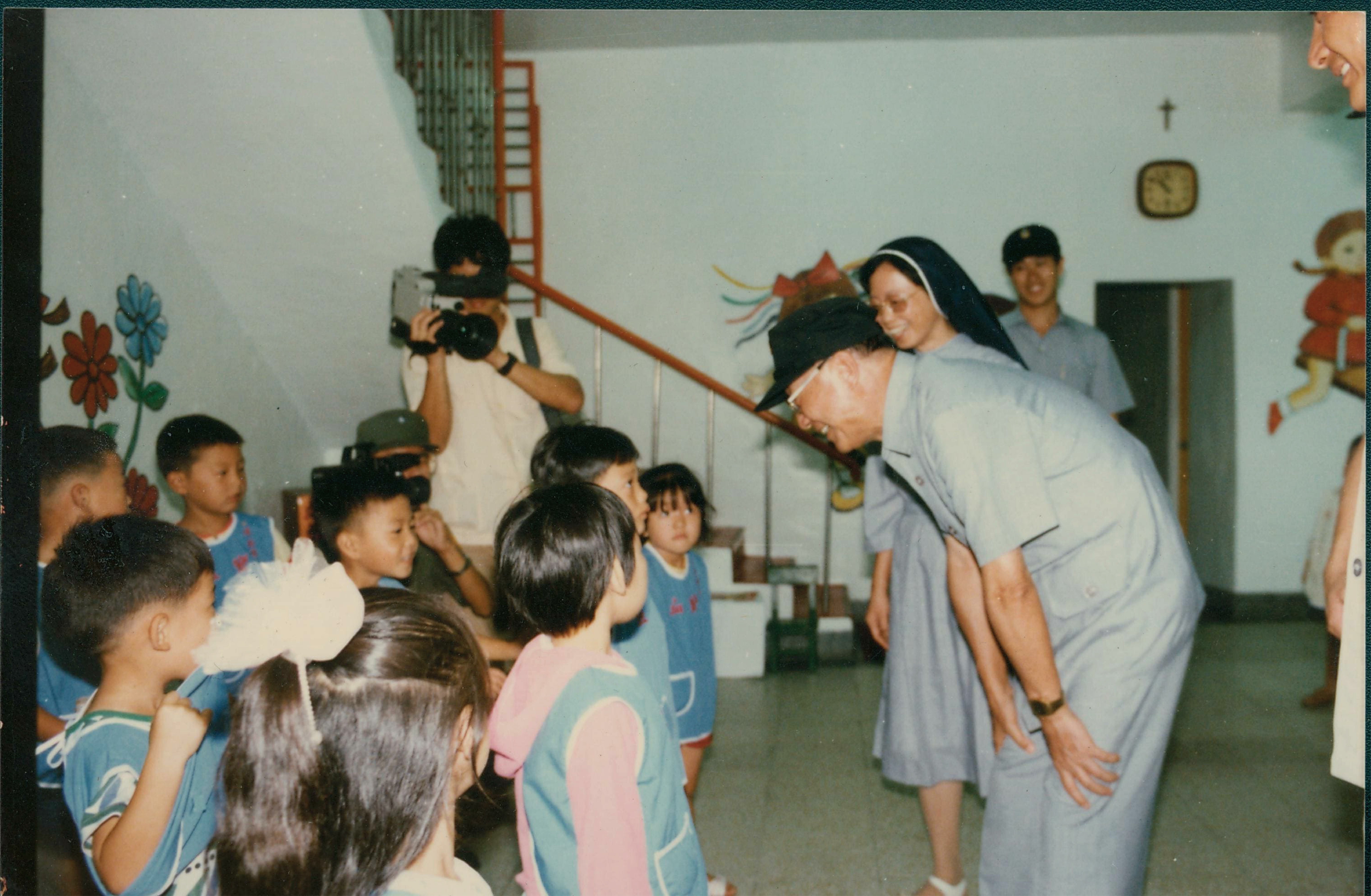 採訪行政院長俞國華參訪寶血幼稚園