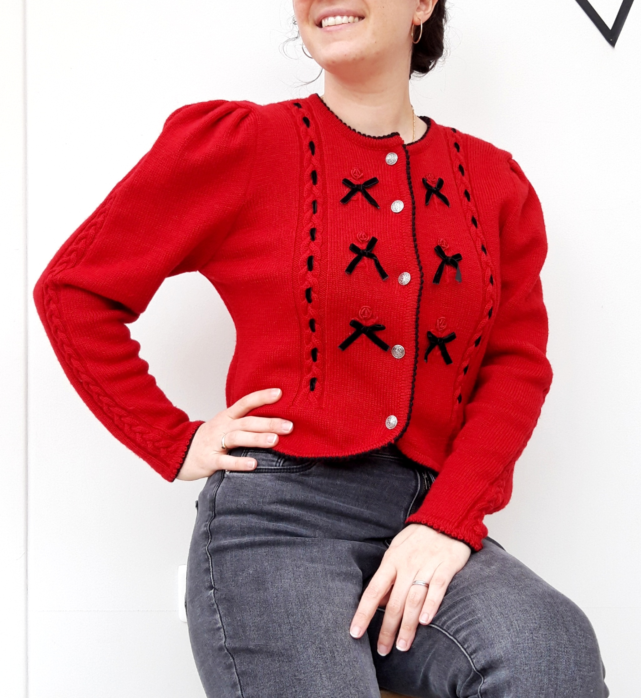 Cardigan gilet autrichien rouge vintage en laine brod fleurs et