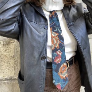 cravate upcyclé, portée avec un pull col roulé