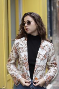 Veste tailleur crop porté avec un jean, un tee-shirt et des lunettes de soleil