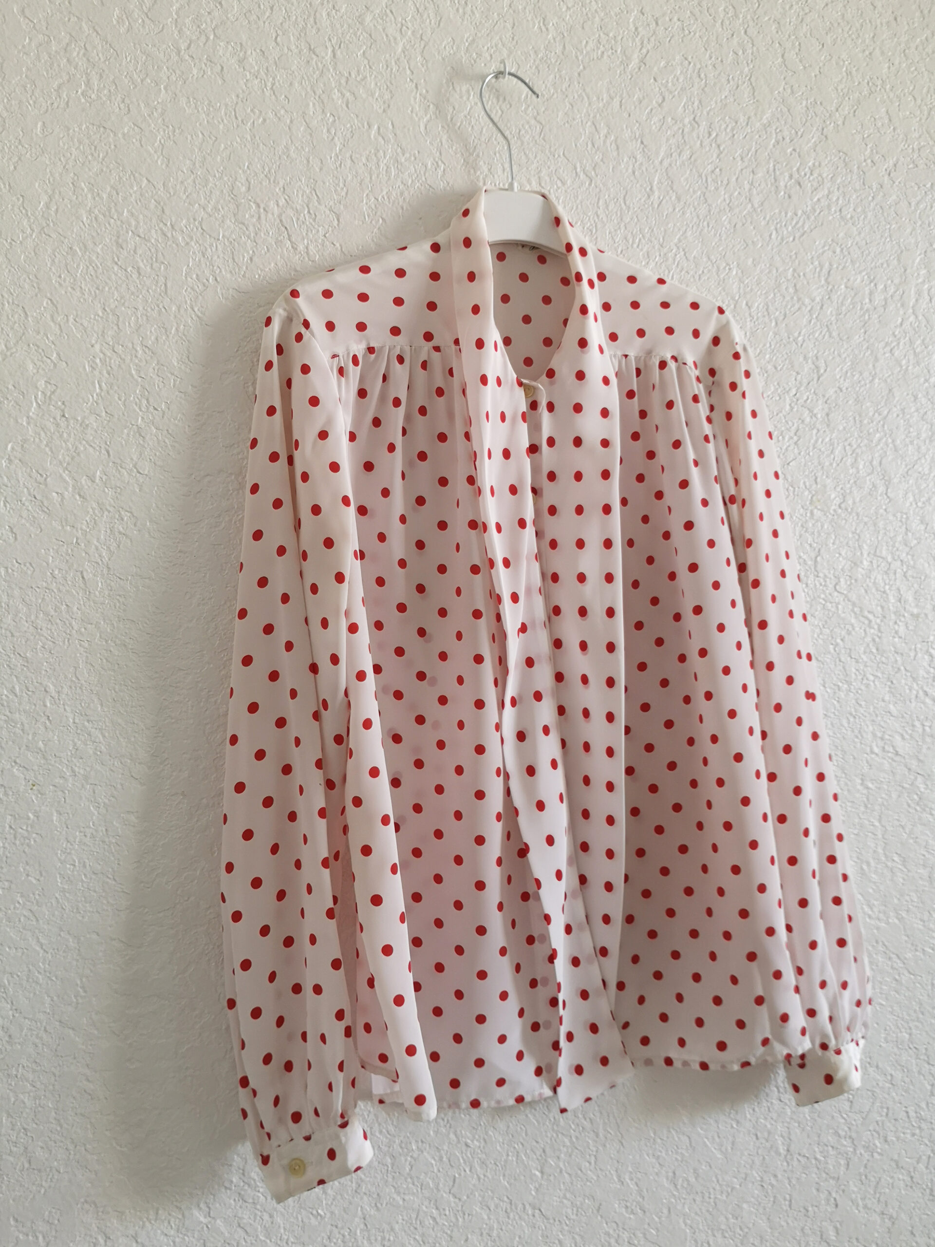 Chemise En Satin 70 S A Manches Longues Et Cravate Motif Pois Rouge Vintage Crushon