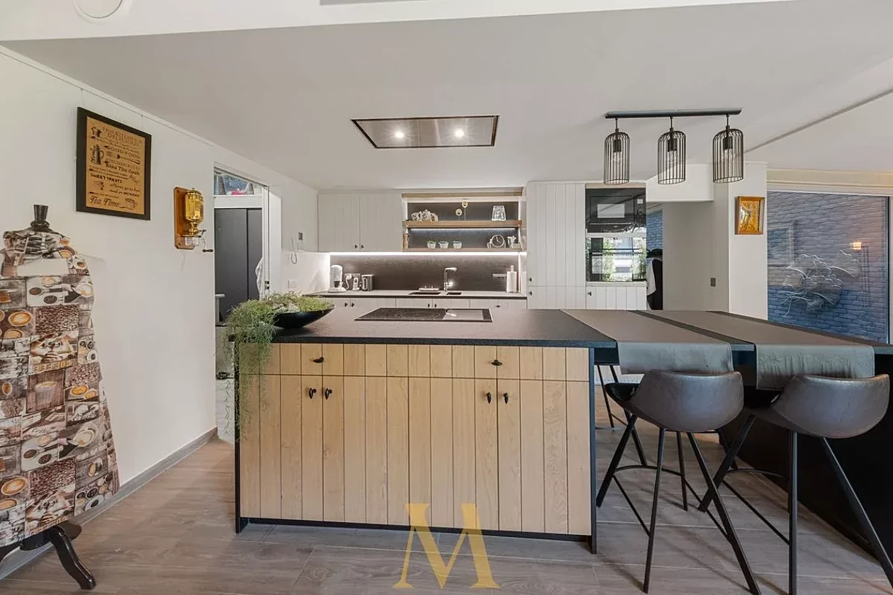 6 3746004448000000859