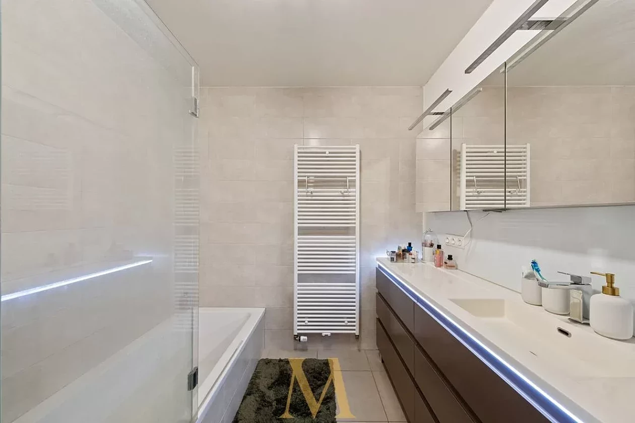 9 3746004448000000504