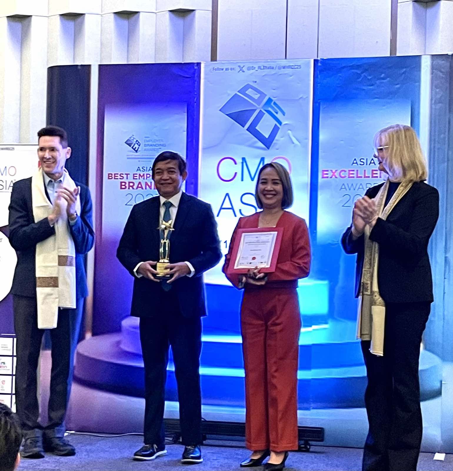 TMC EVP & CEO and CHRO receive the award-min.jpeg