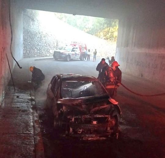 Localizan cadáver calcinado en cajuela de vehículo incendiado