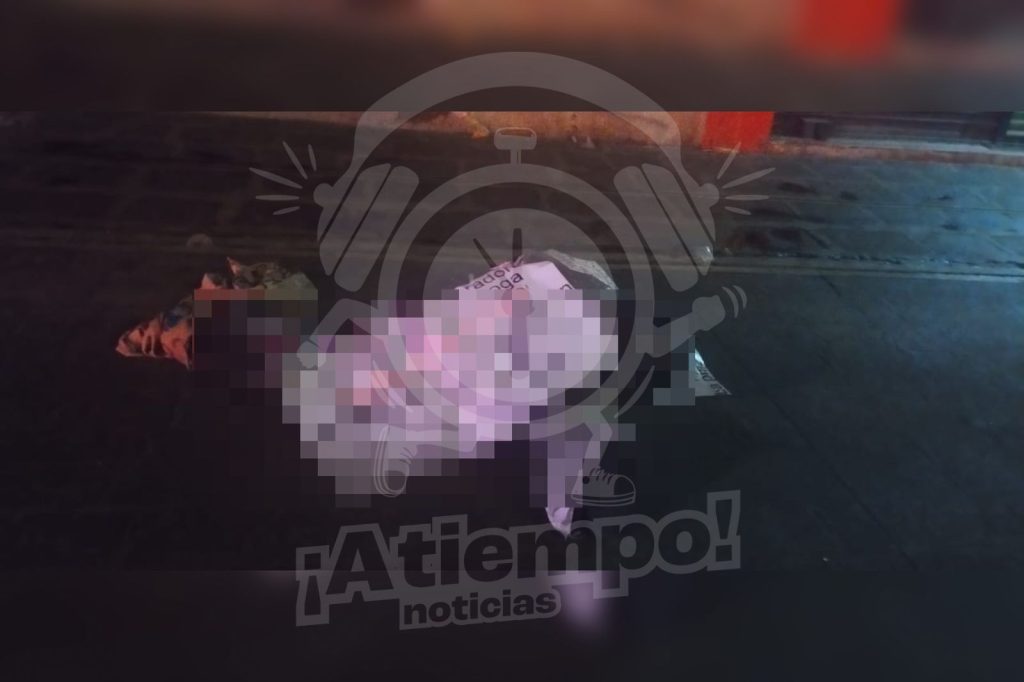 Dejan dos cadáveres emplayados con narcomensaje en pleno Centro Histórico