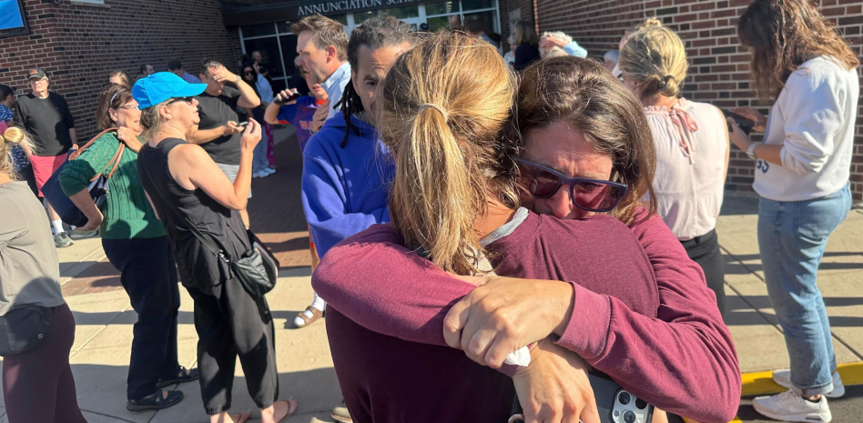Sujeto ingresa a escuela católica en Minnesota abriendo fuego con un rifle dejando varios muertos