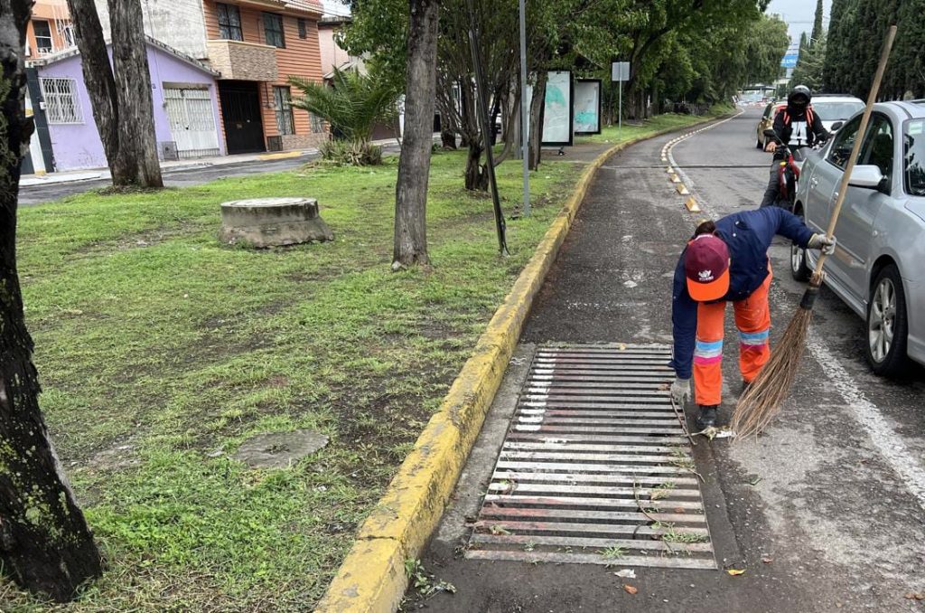 Refuerza Gobierno de la Ciudad limpieza de alcantarillas para prevenir inundaciones por lluvias